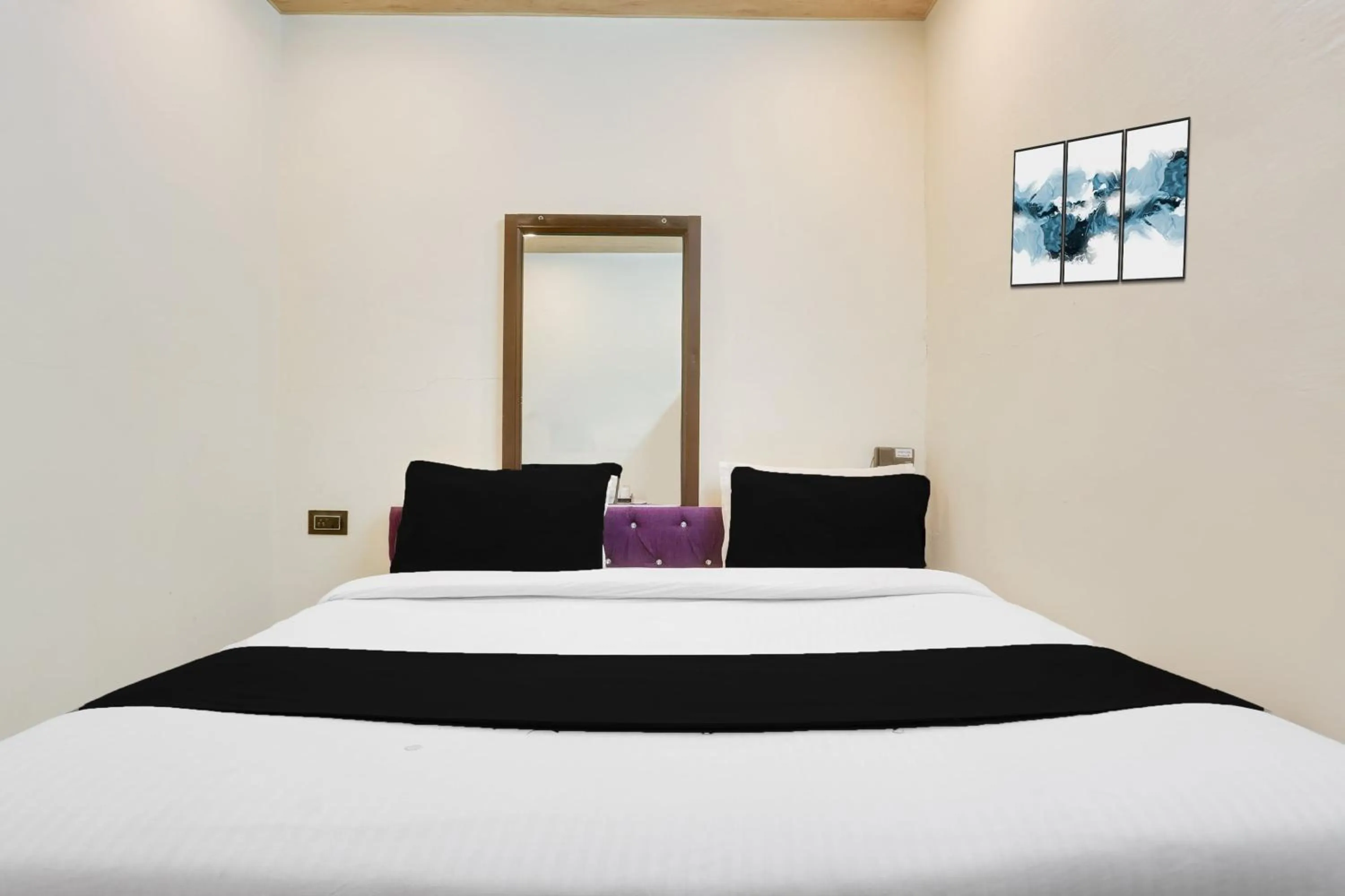 Bedroom, Bed in Super Hotel O Jamrani Formerly White House