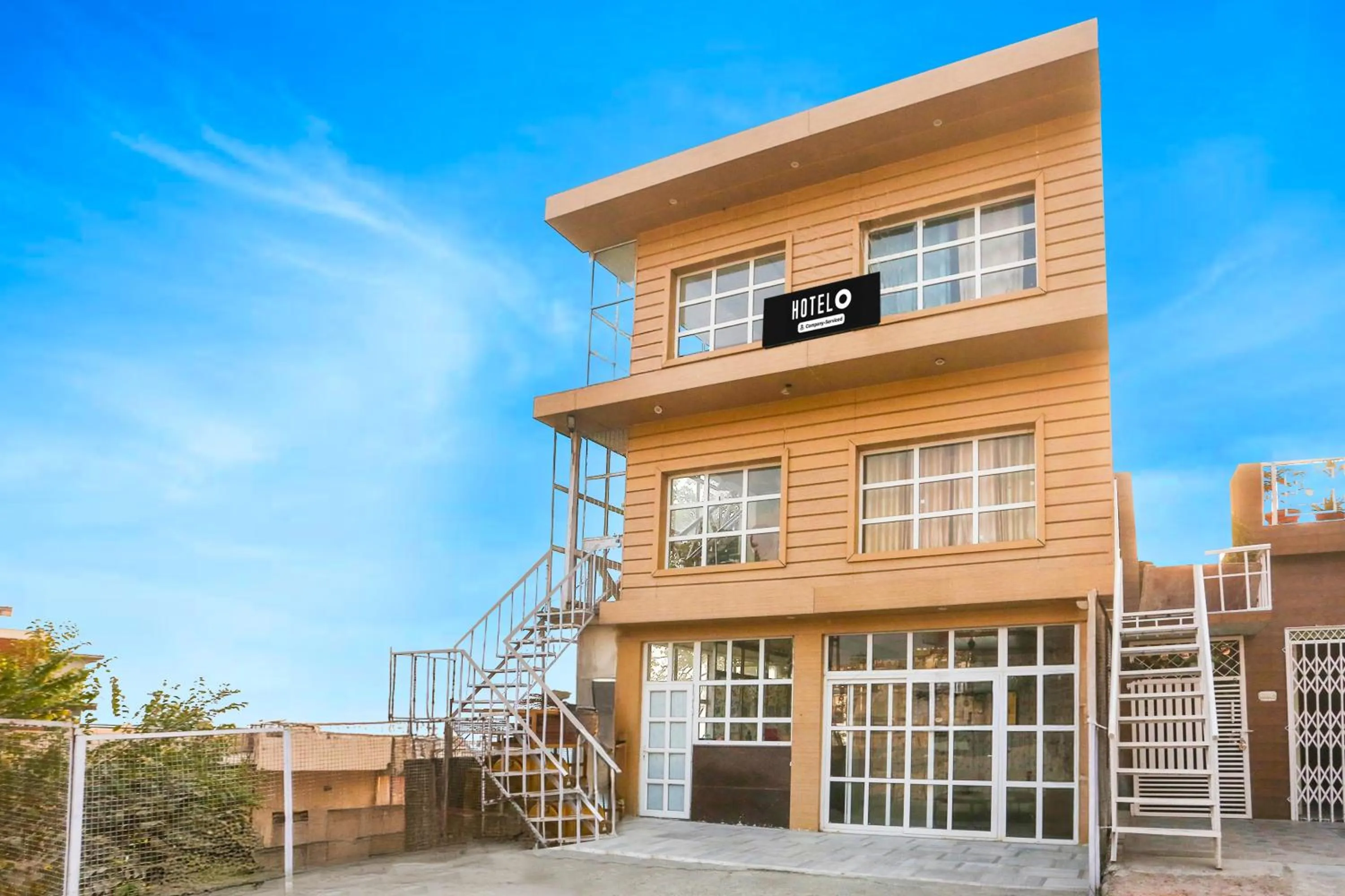 Facade/entrance in Super Hotel O Jamrani Formerly White House