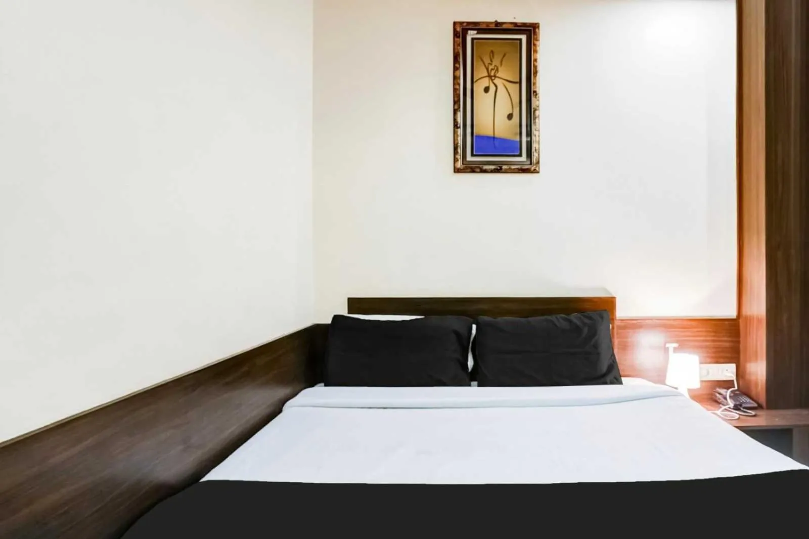 Bedroom, Bed in Super Collection O Sindhi Camp Formerly Hotel Abhinandan Inn