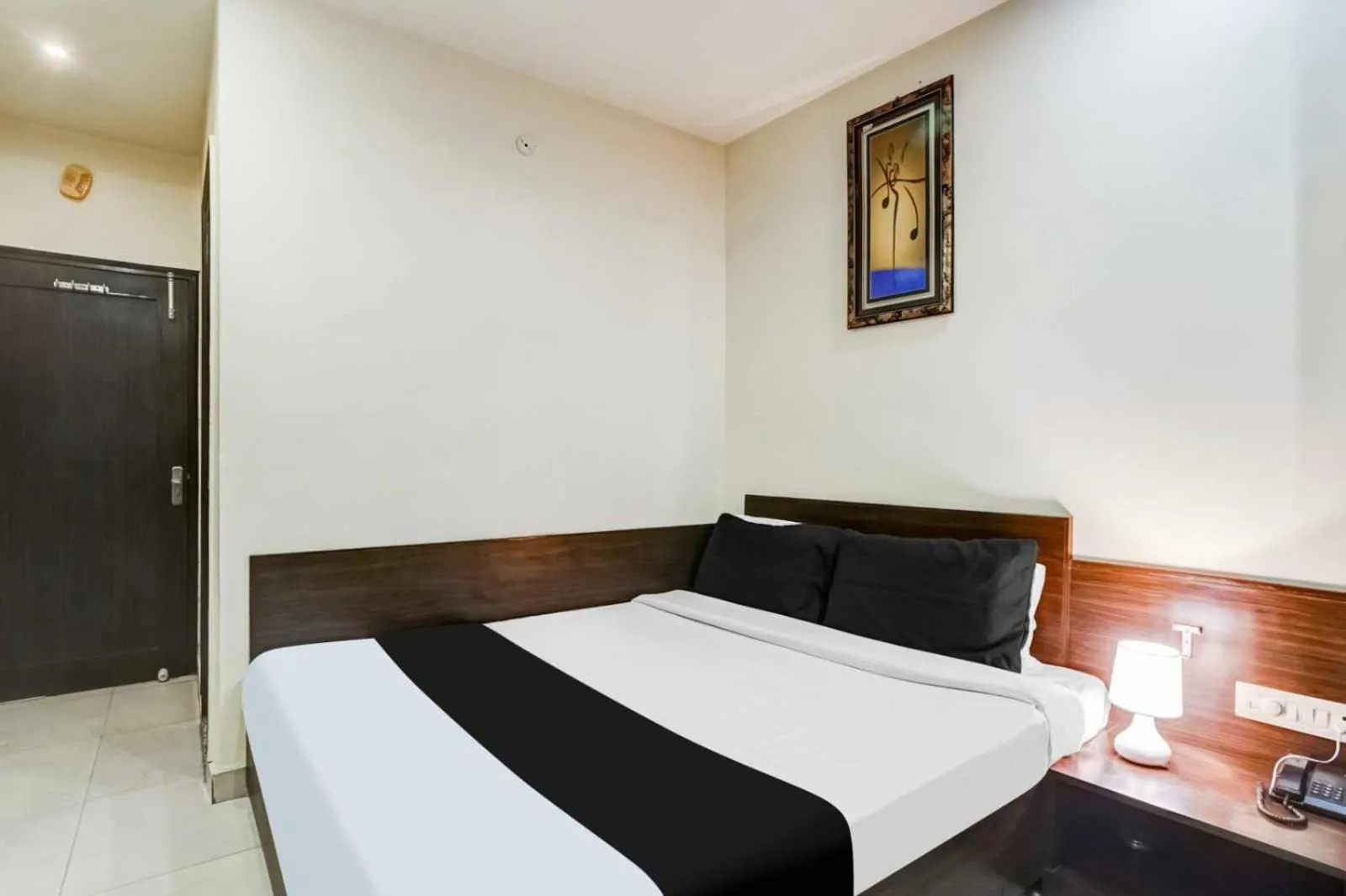 Bedroom, Bed in Super Collection O Sindhi Camp Formerly Hotel Abhinandan Inn