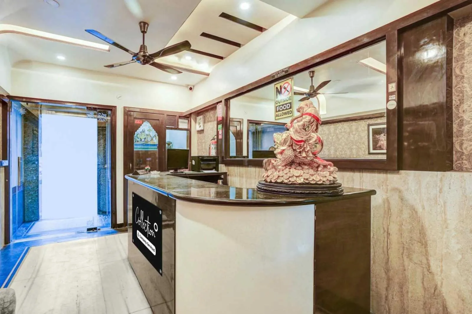 Lobby or reception in Super Collection O Sindhi Camp Formerly Hotel Abhinandan Inn