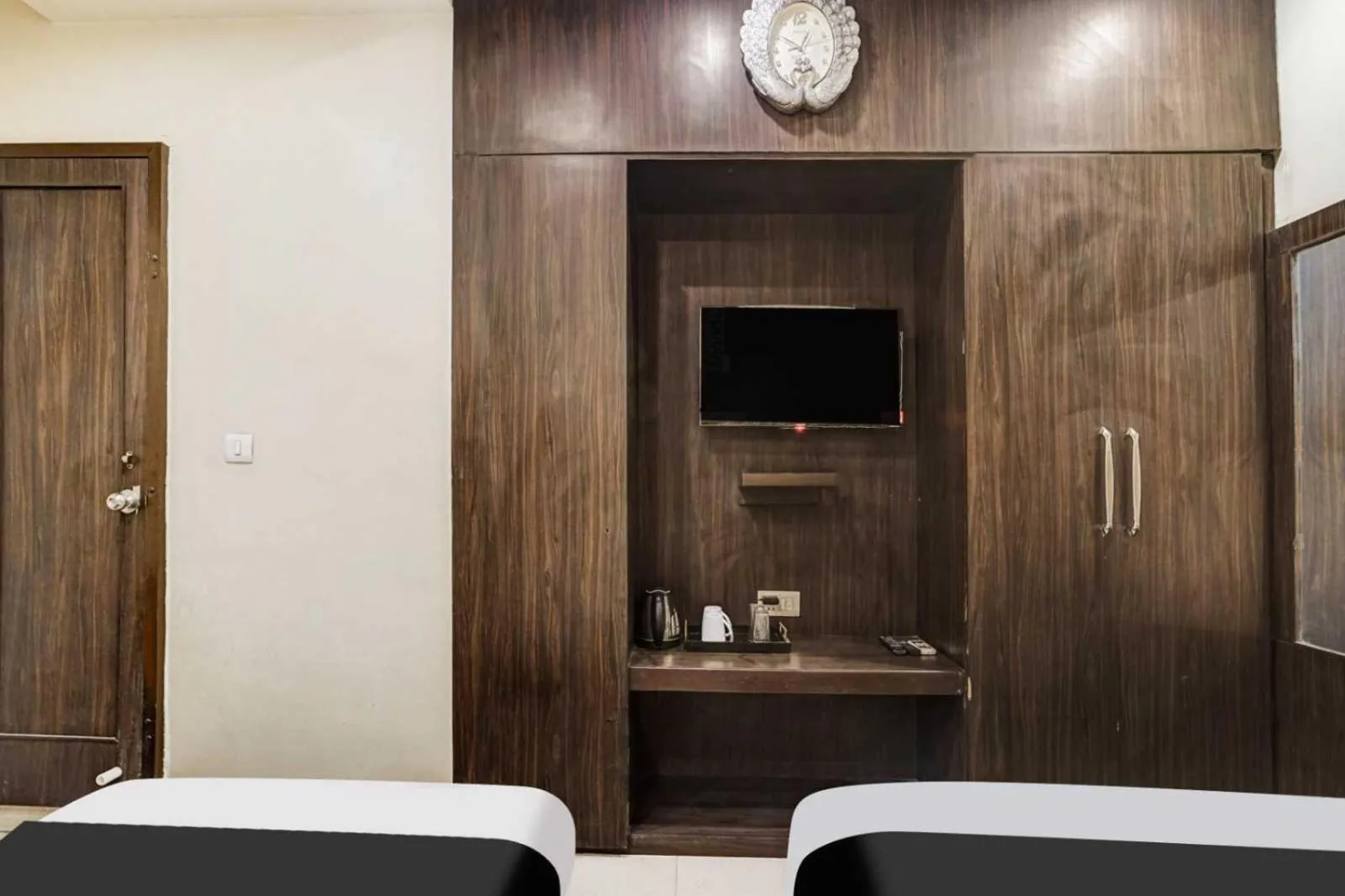 Bedroom, Bed in Super Collection O Sindhi Camp Formerly Hotel Abhinandan Inn