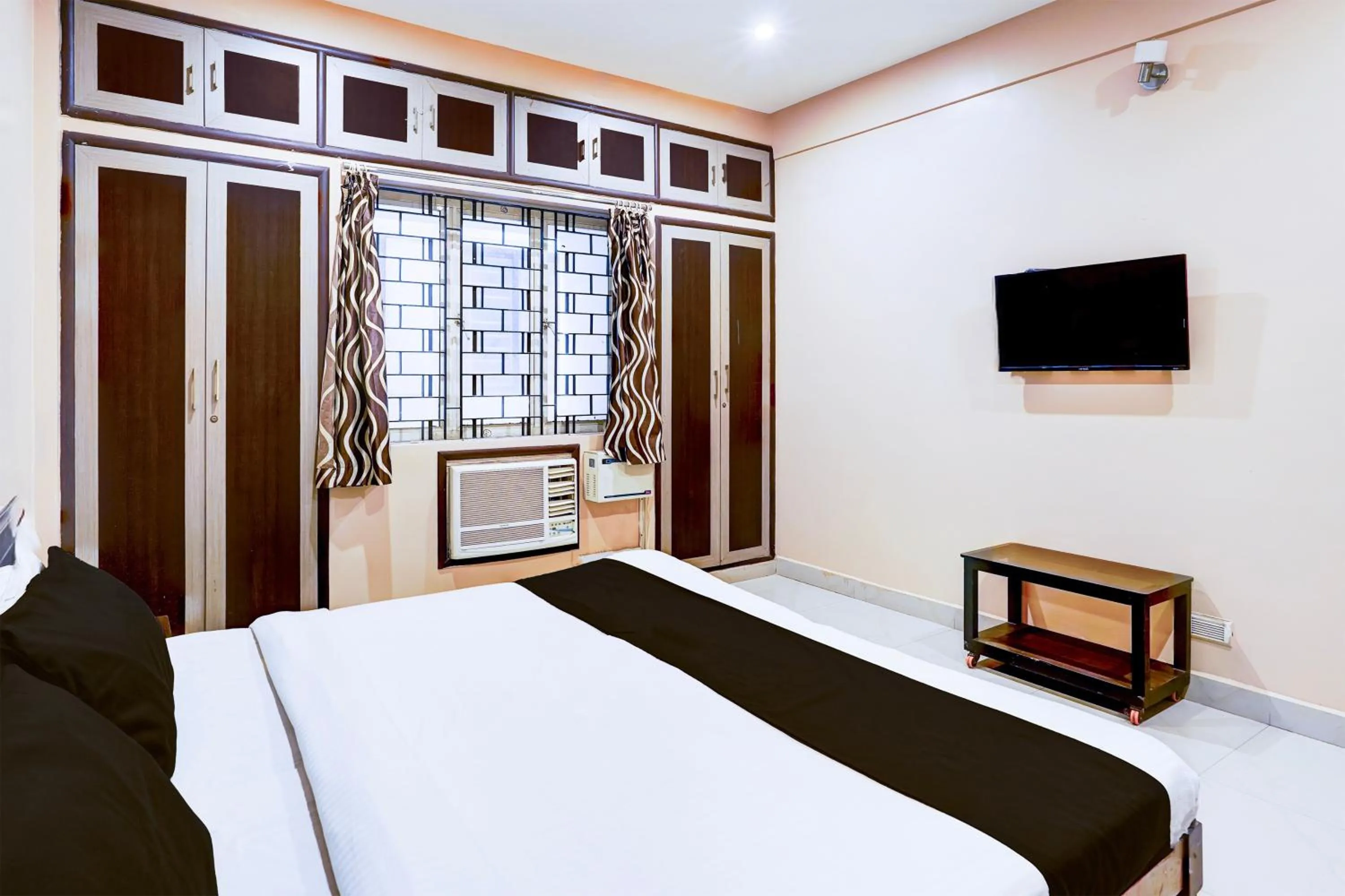 Bedroom in Hotel O Chrompet Near Rela Hospital