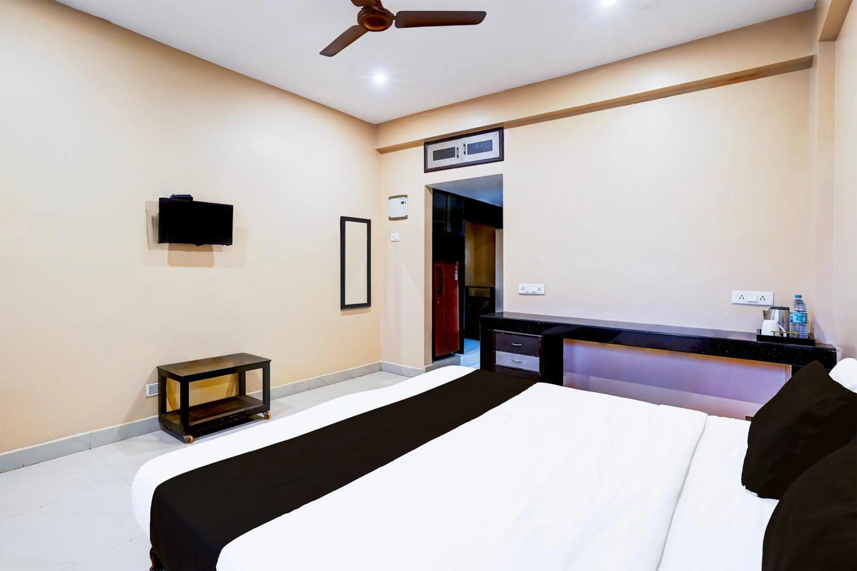 Bedroom in Hotel O Chrompet Near Rela Hospital