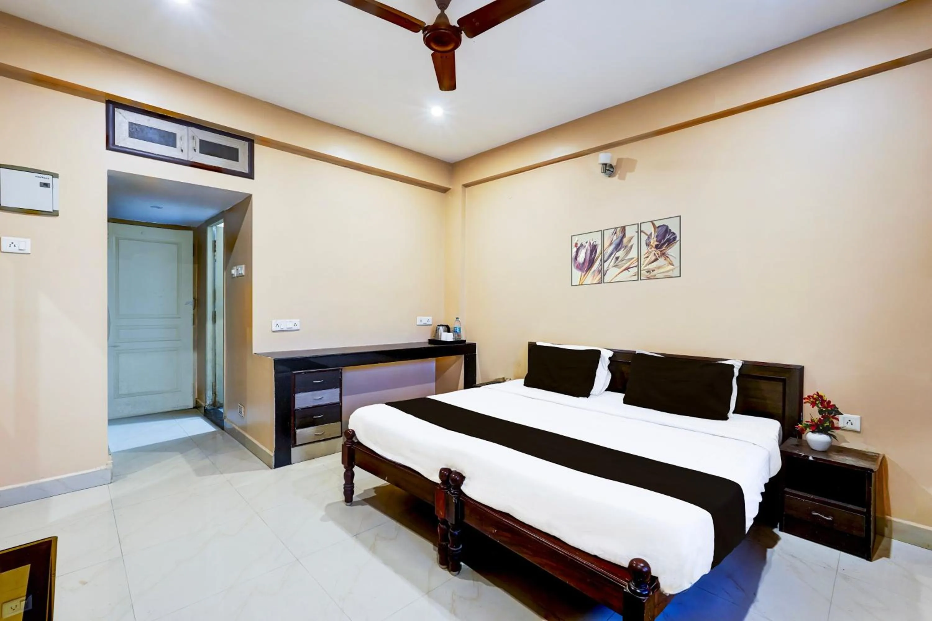 Bedroom in Hotel O Chrompet Near Rela Hospital