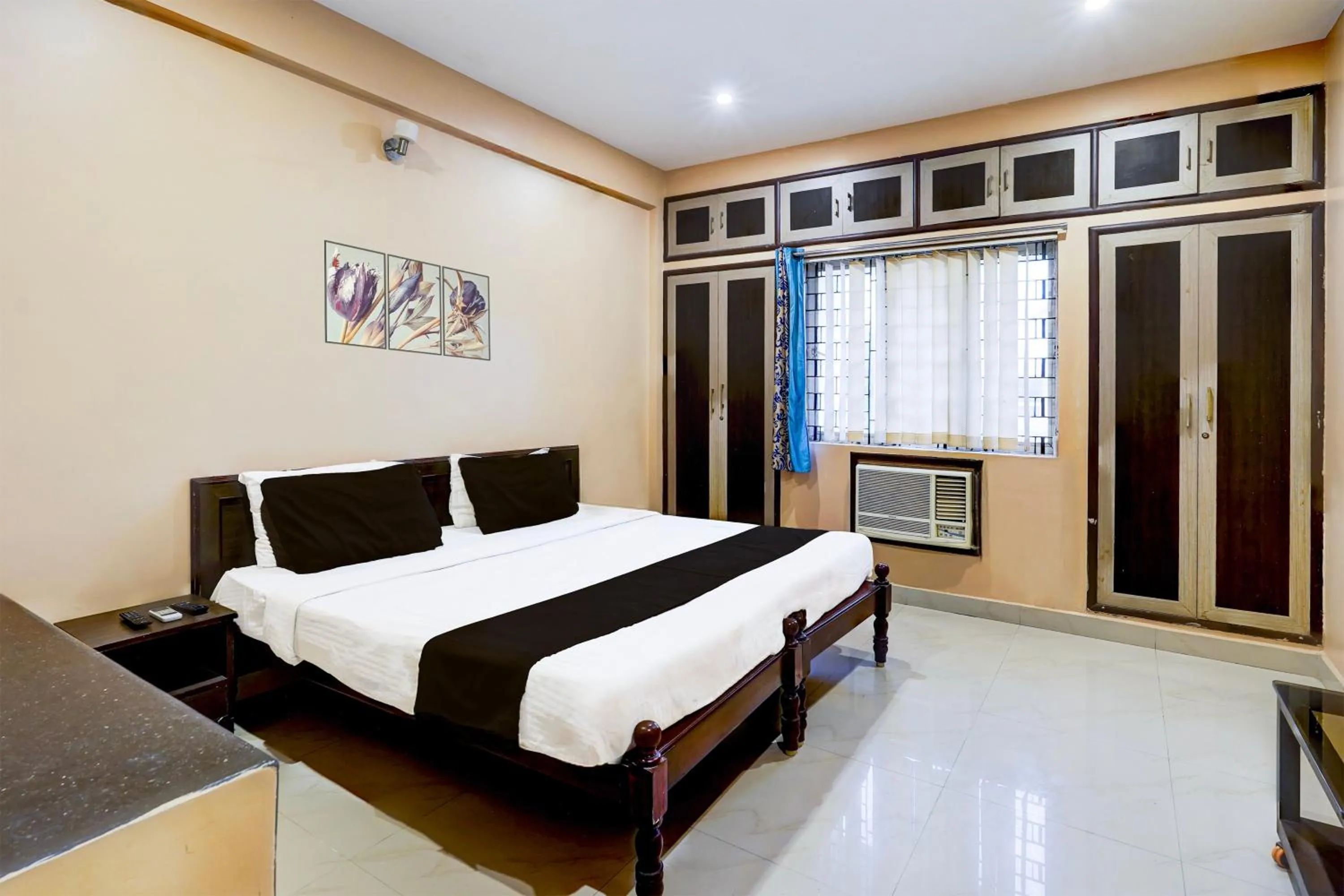 Bedroom in Hotel O Chrompet Near Rela Hospital
