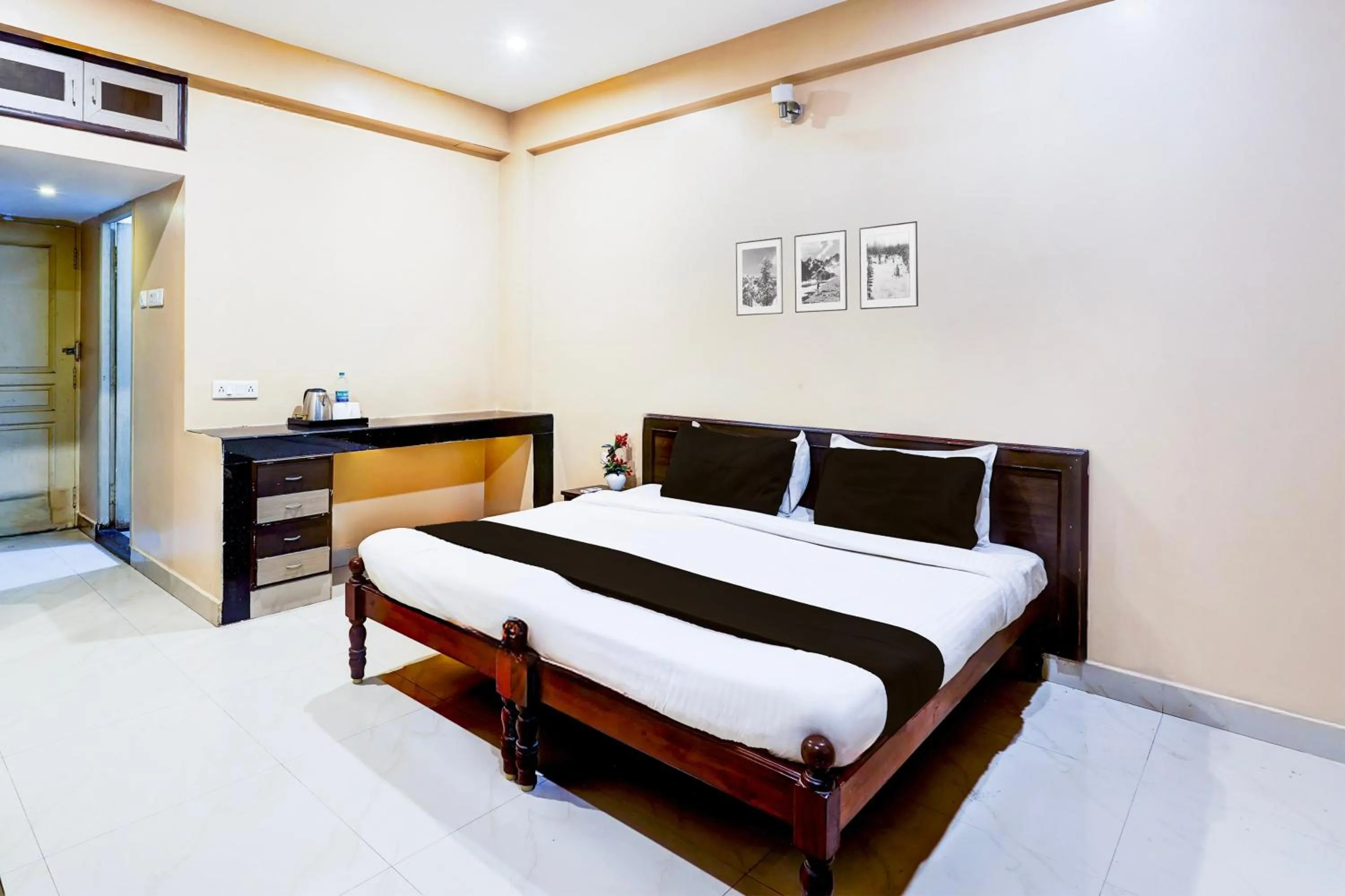 Bedroom in Super Hotel O Chrompet Near Rela Hospital