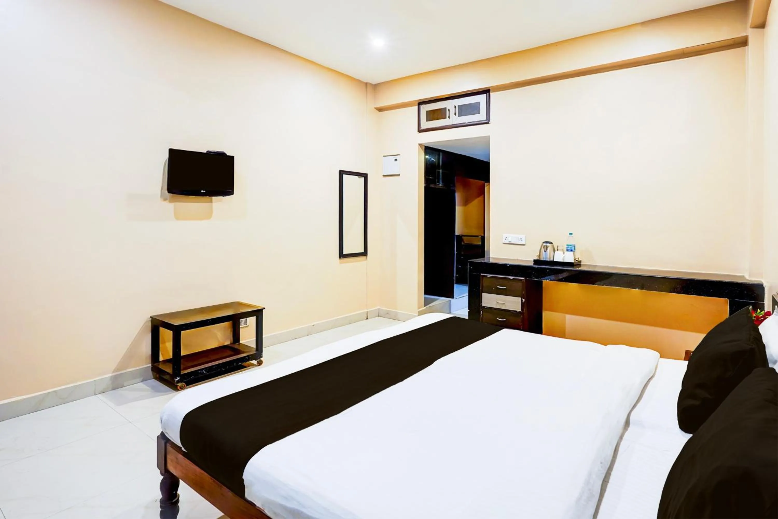 Bedroom in Hotel O Chrompet Near Rela Hospital