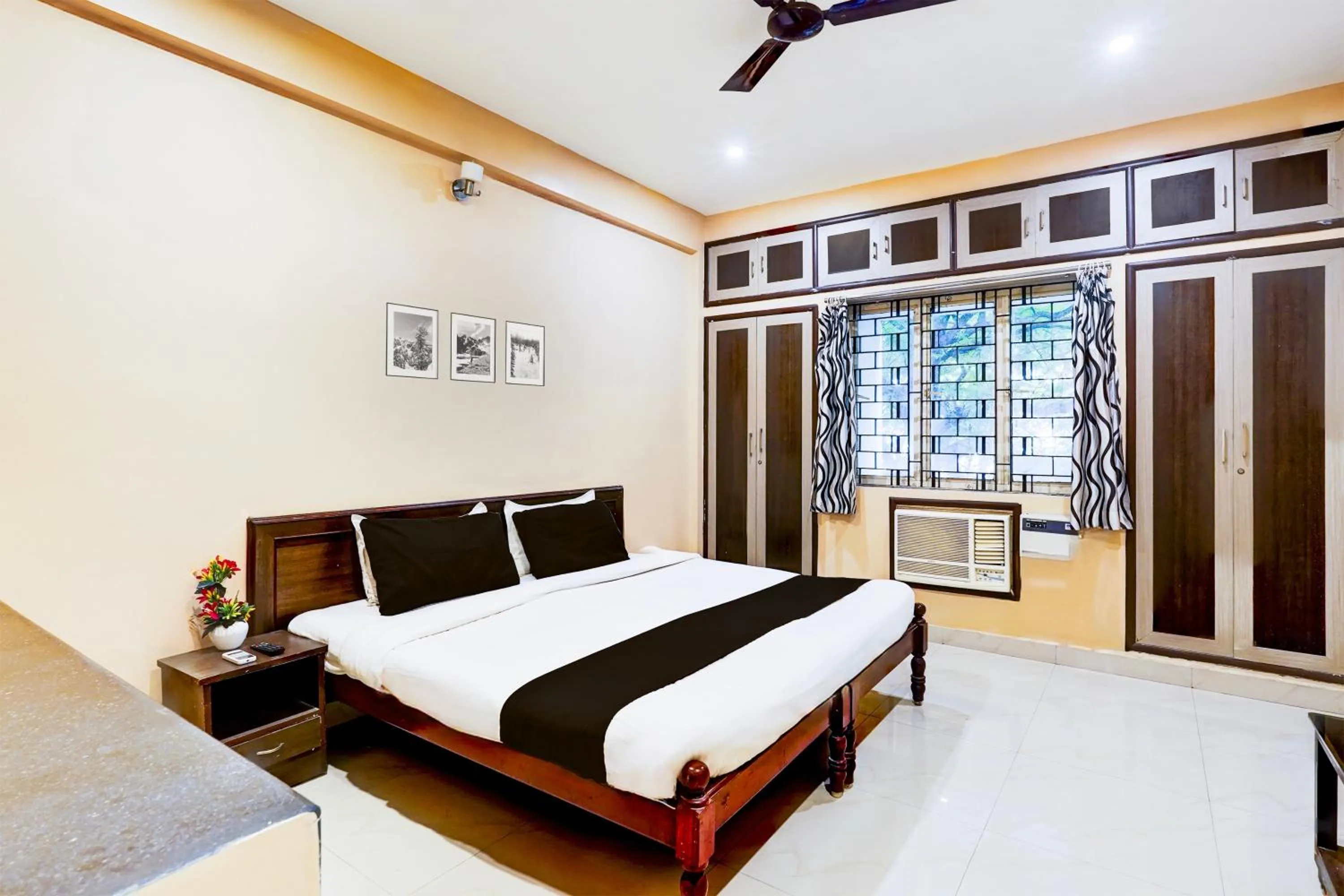 Bedroom in Super Hotel O Chrompet Near Rela Hospital