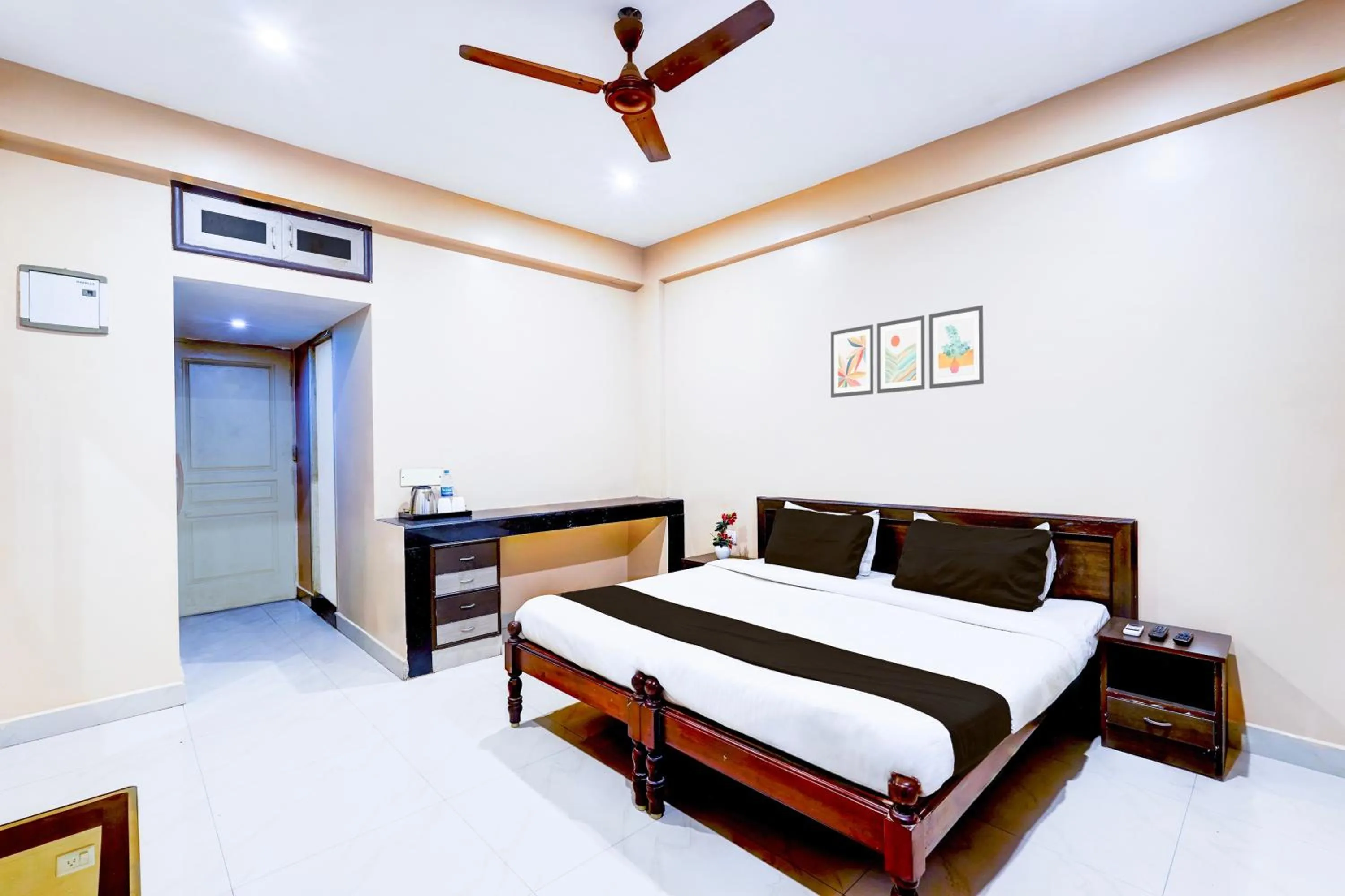 Bedroom in Super Hotel O Chrompet Near Rela Hospital