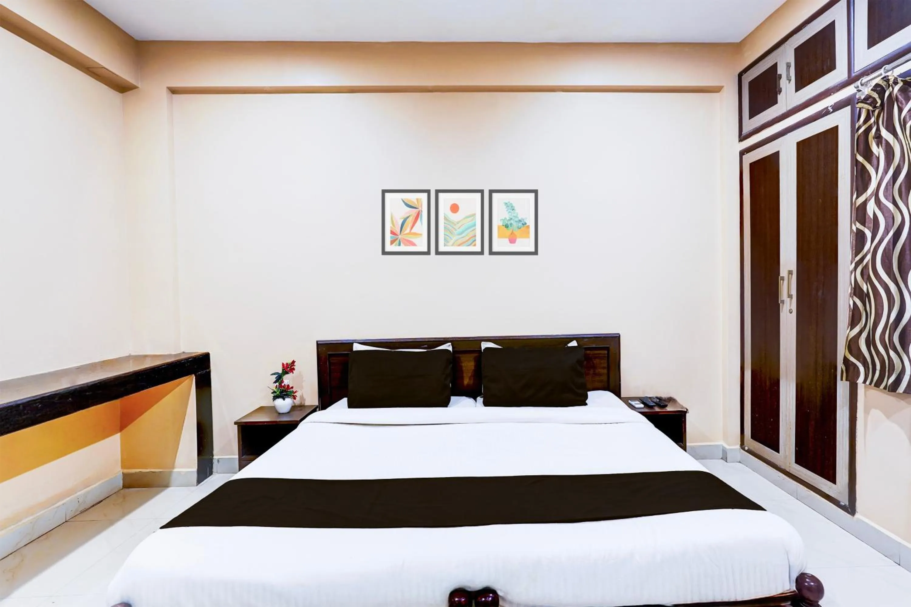 Bedroom in Super Hotel O Chrompet Near Rela Hospital