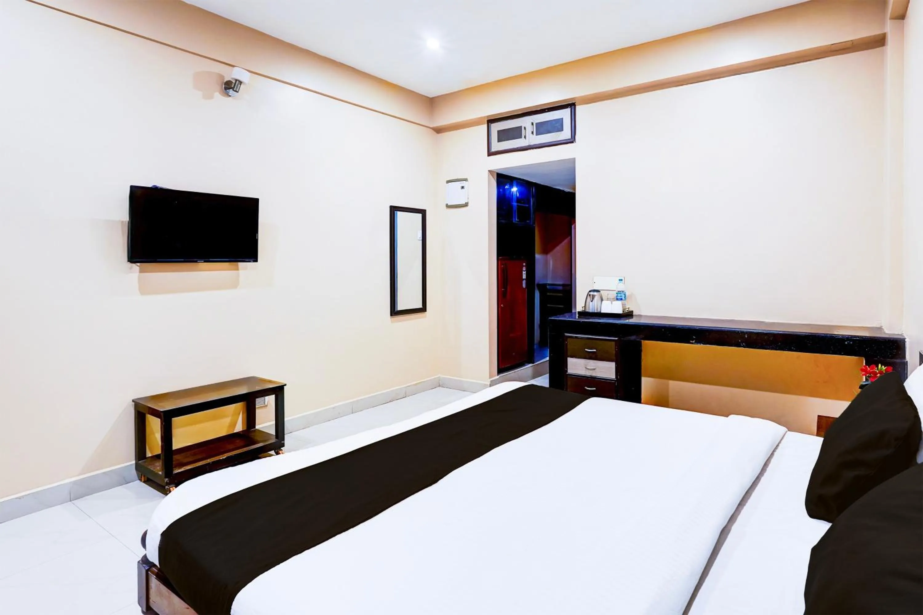 Bedroom in Hotel O Chrompet Near Rela Hospital