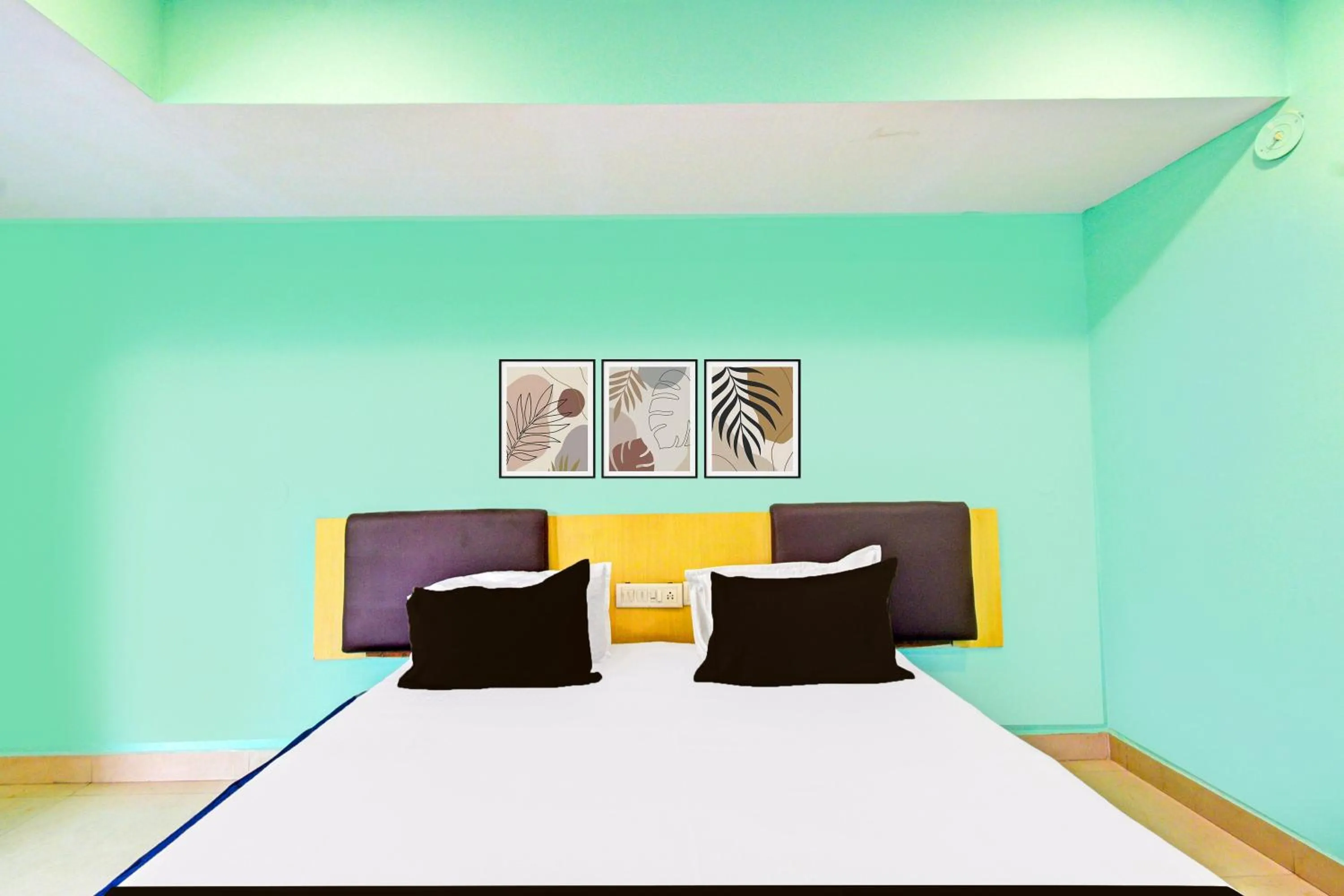 Bedroom, Bed in Super Townhouse Ameerpet Balkampet Road