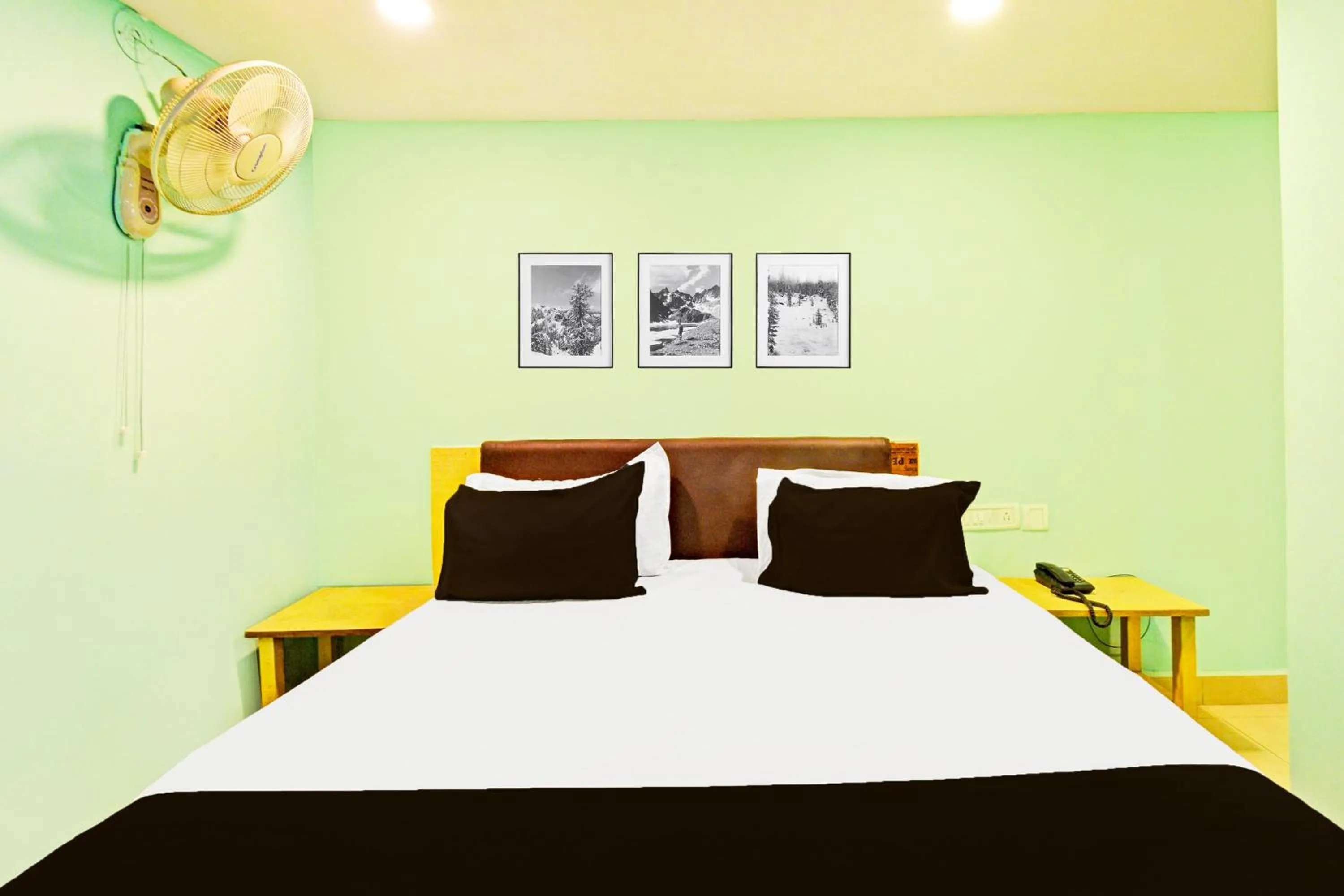 Bedroom, Bed in Super Townhouse Ameerpet Balkampet Road