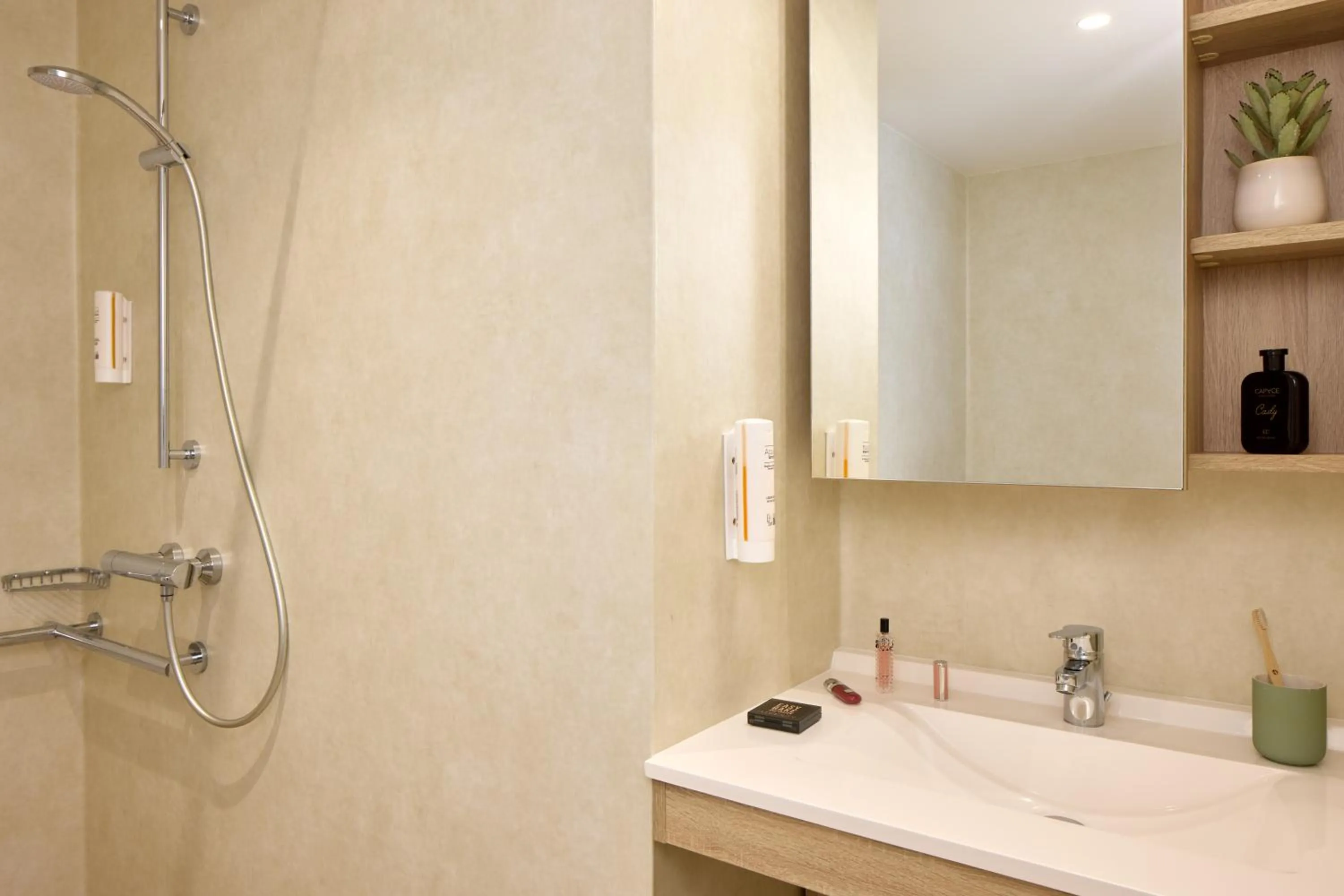 Shower in Zenitude Quality Aparthotel Reims - Saint-Thomas