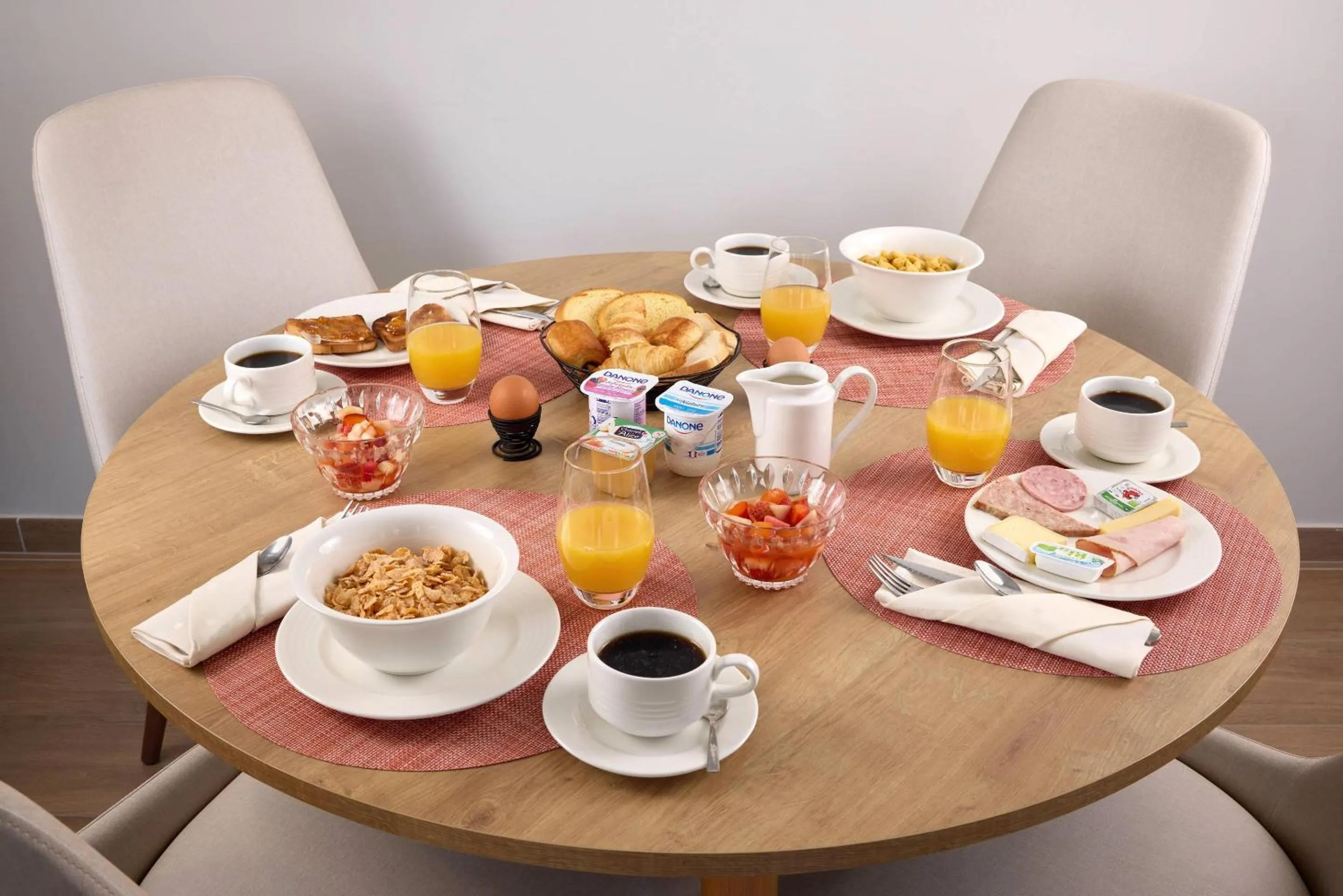 Breakfast in Zenitude Quality Aparthotel Reims - Saint-Thomas