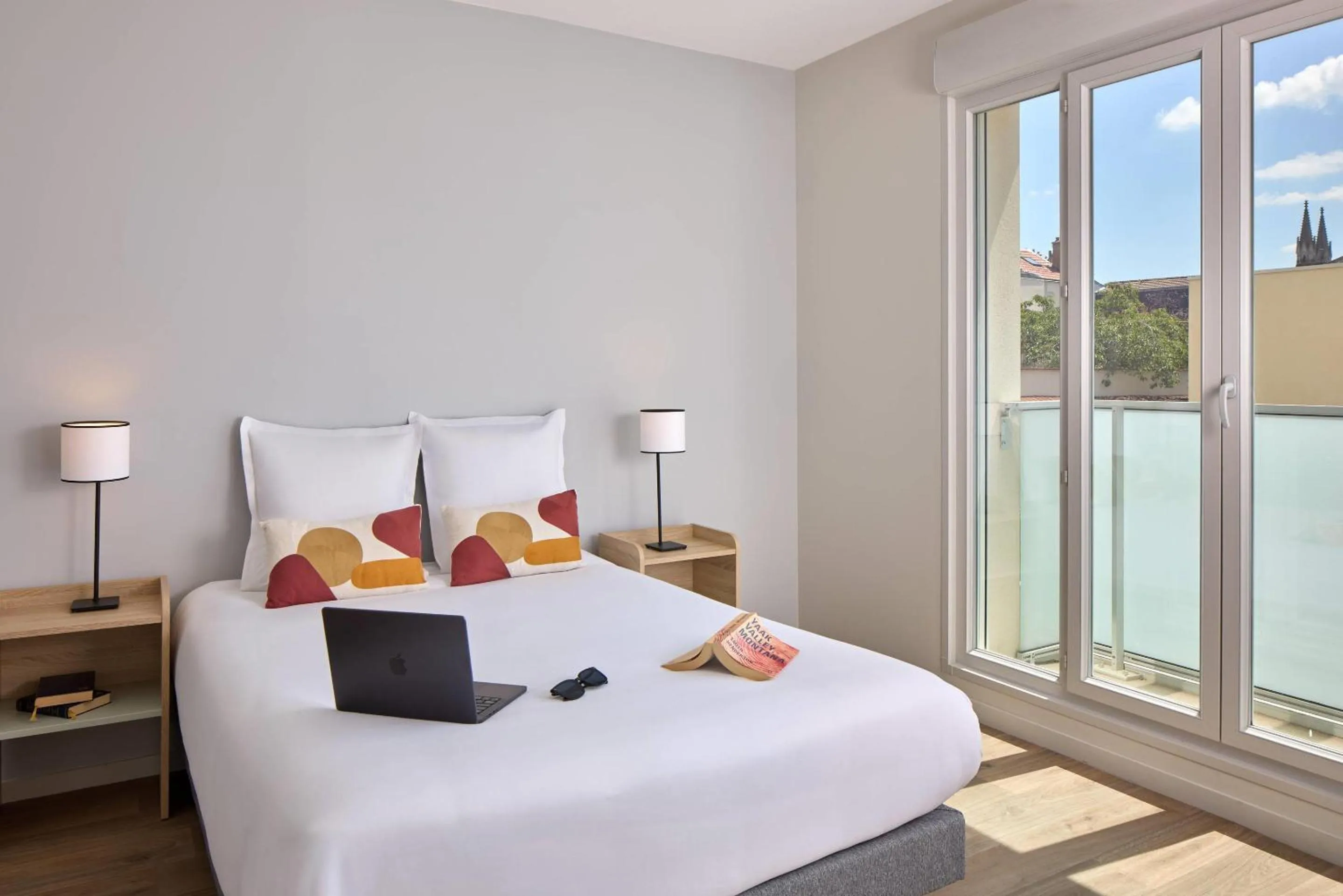 Bedroom, Bed in Zenitude Quality Aparthotel Reims - Saint-Thomas