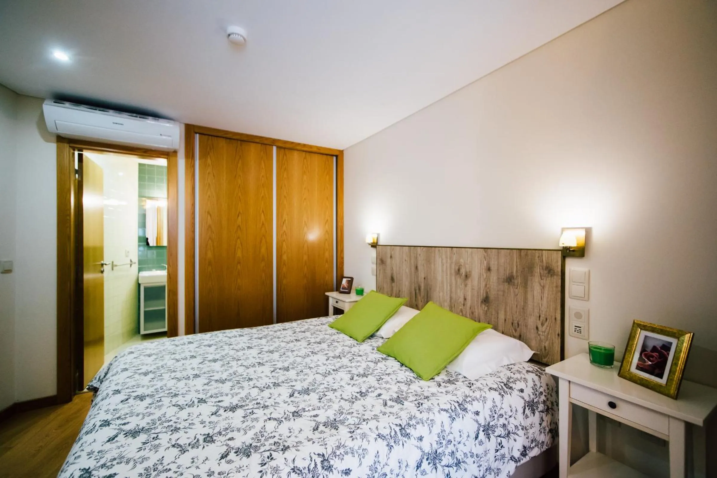 Shower, Bed in Vougaldeias Casas da Seara