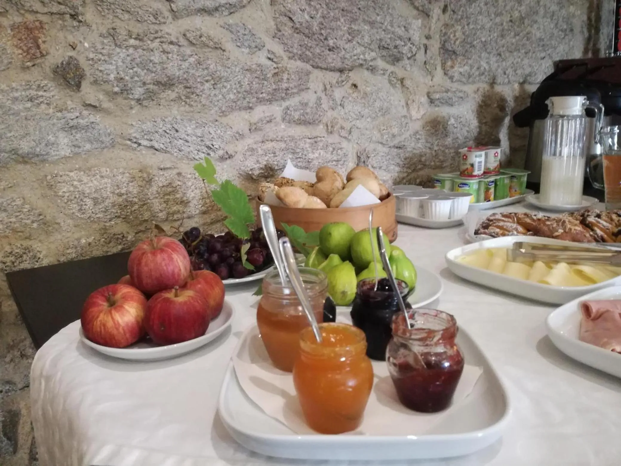 Communal lounge/ TV room in Vougaldeias Casas da Seara