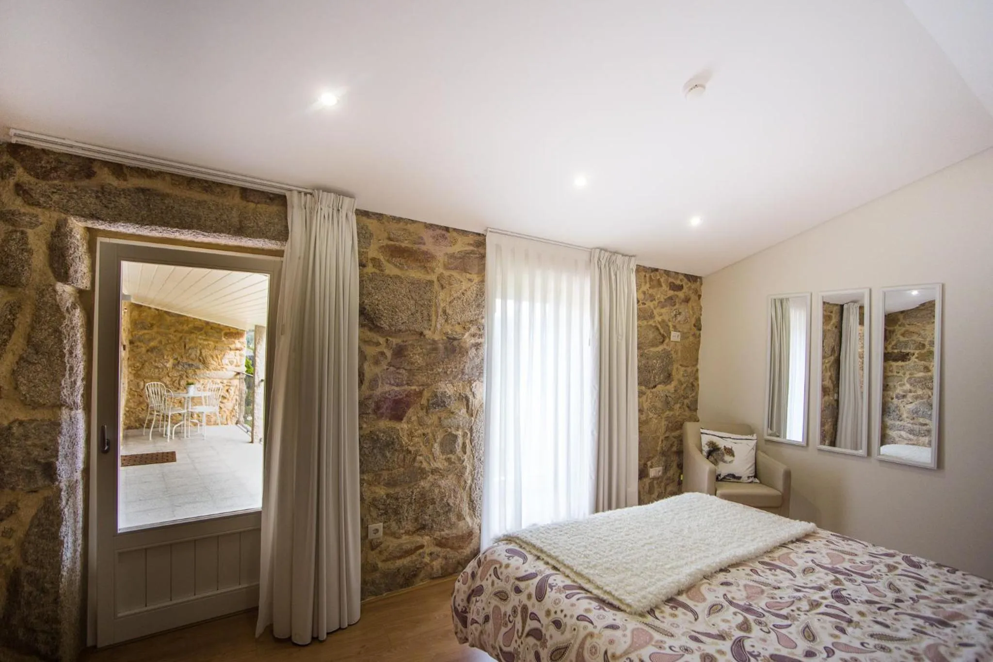 Shower, Bed in Vougaldeias Casas da Seara