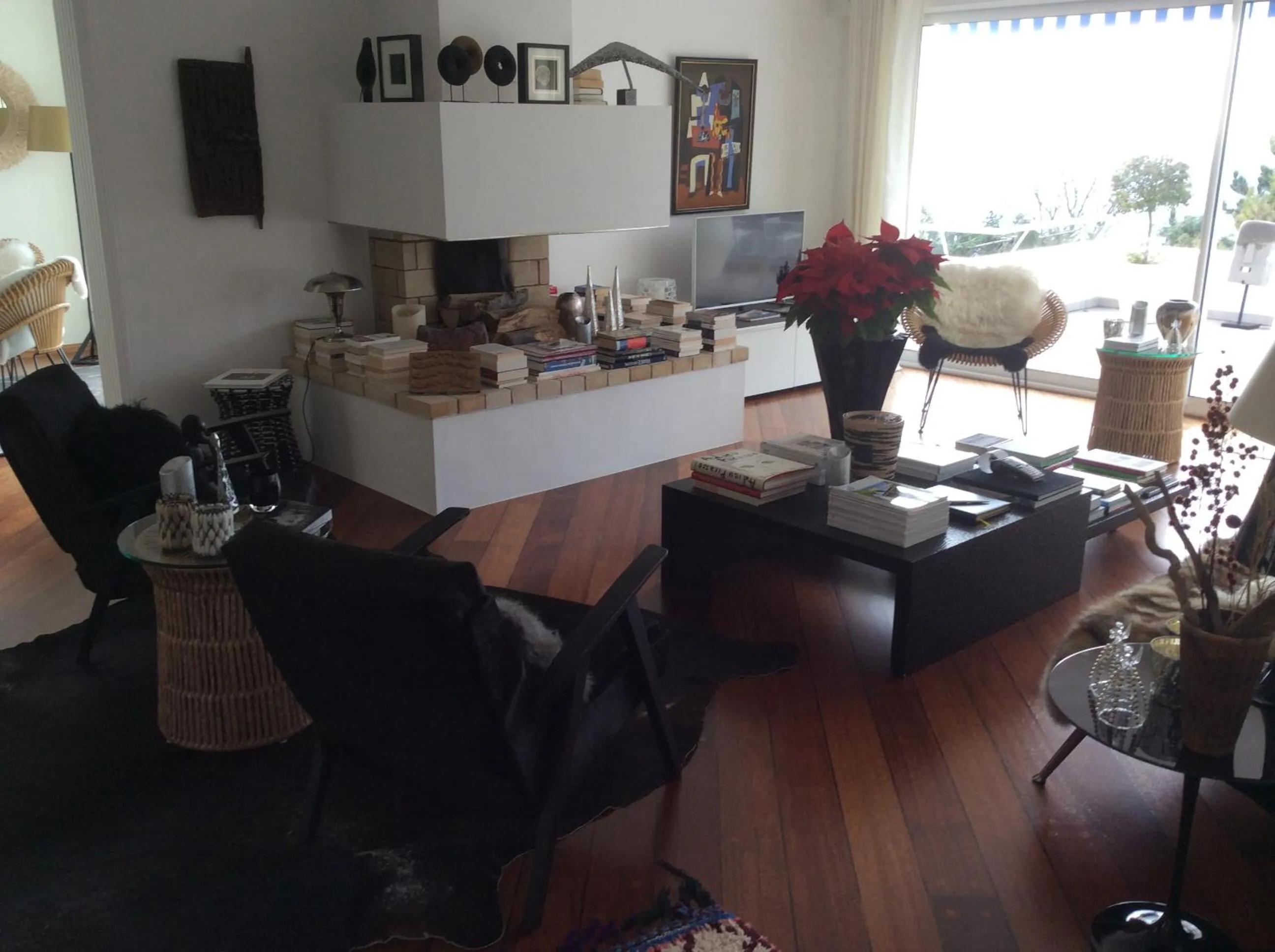 Communal lounge/ TV room in La Villa Haute Corniche