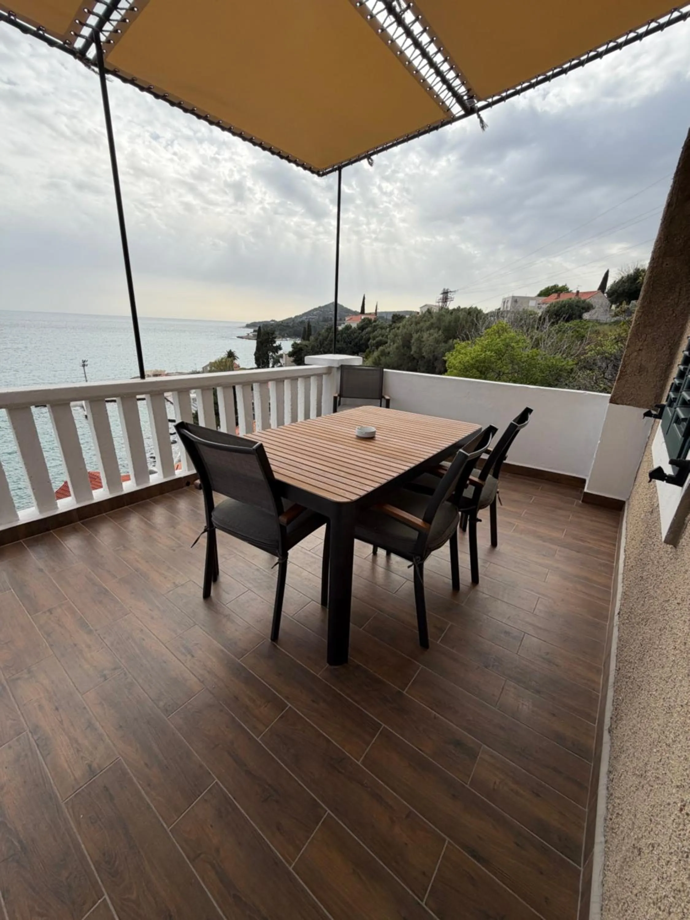Two-Bedroom Apartment with Balcony and Sea View in Old Stone House 2