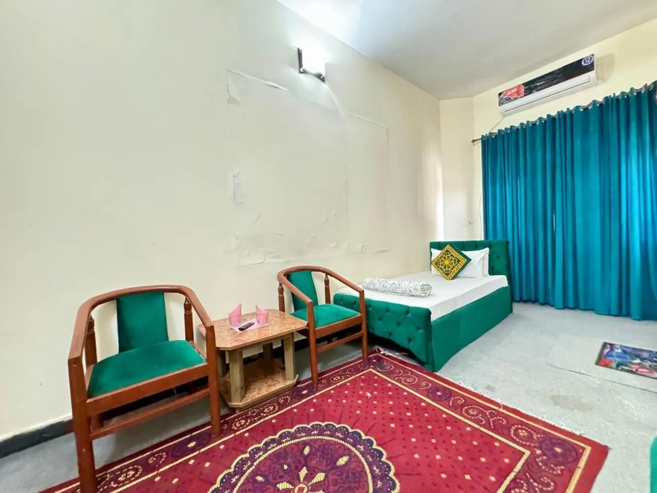 Seating area, Bed in Uk Family Lodge