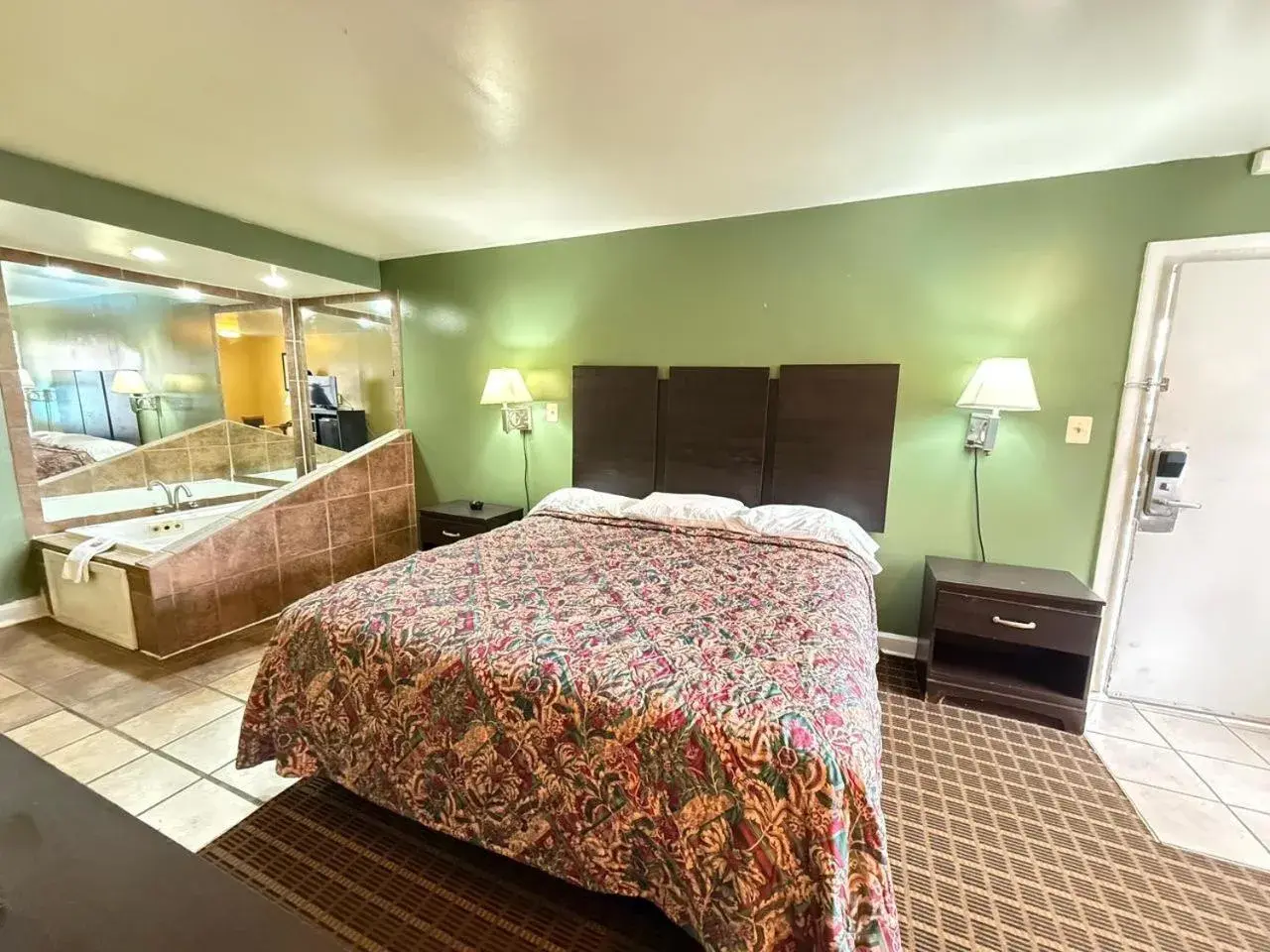 King Room with Spa Bath Smoking in Relax Inn King Room with Spa Bath Smoking in Relax Inn