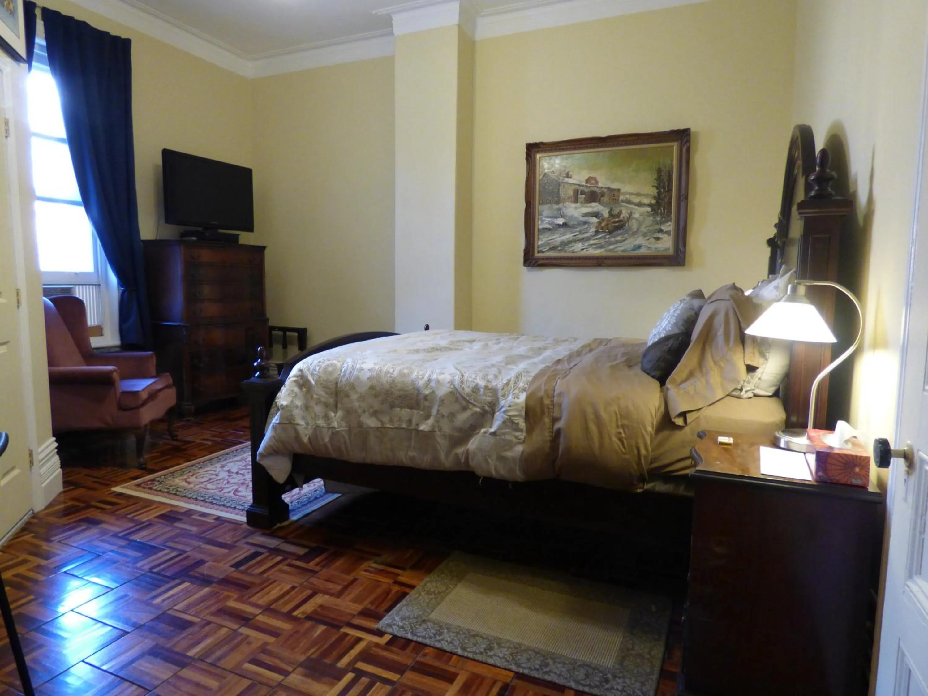 Photo of the whole room, Bed in Gingerbread Manor