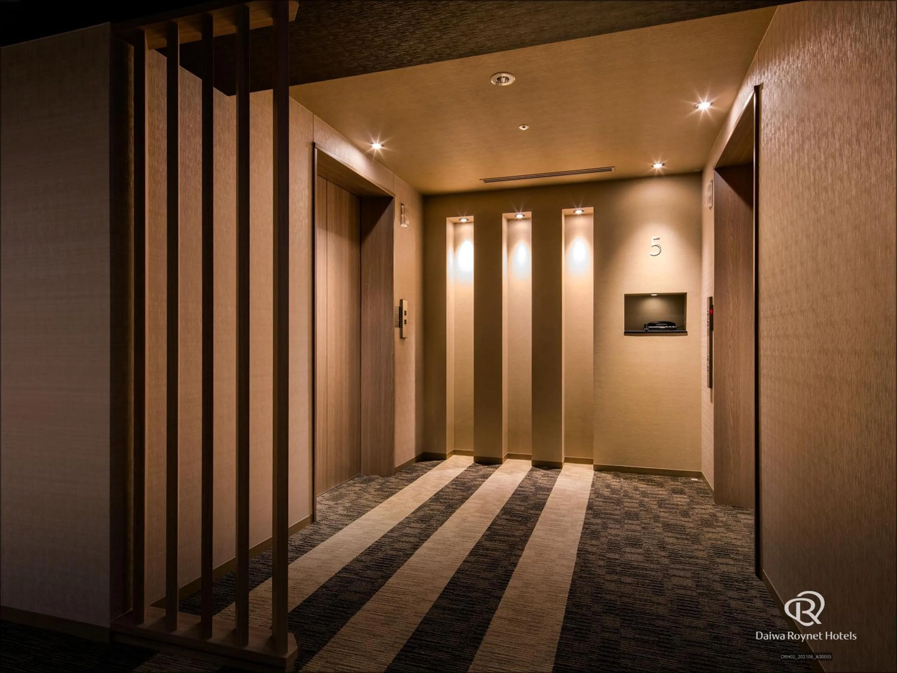 elevator in Daiwa Roynet Hotel Chiba Ekimae