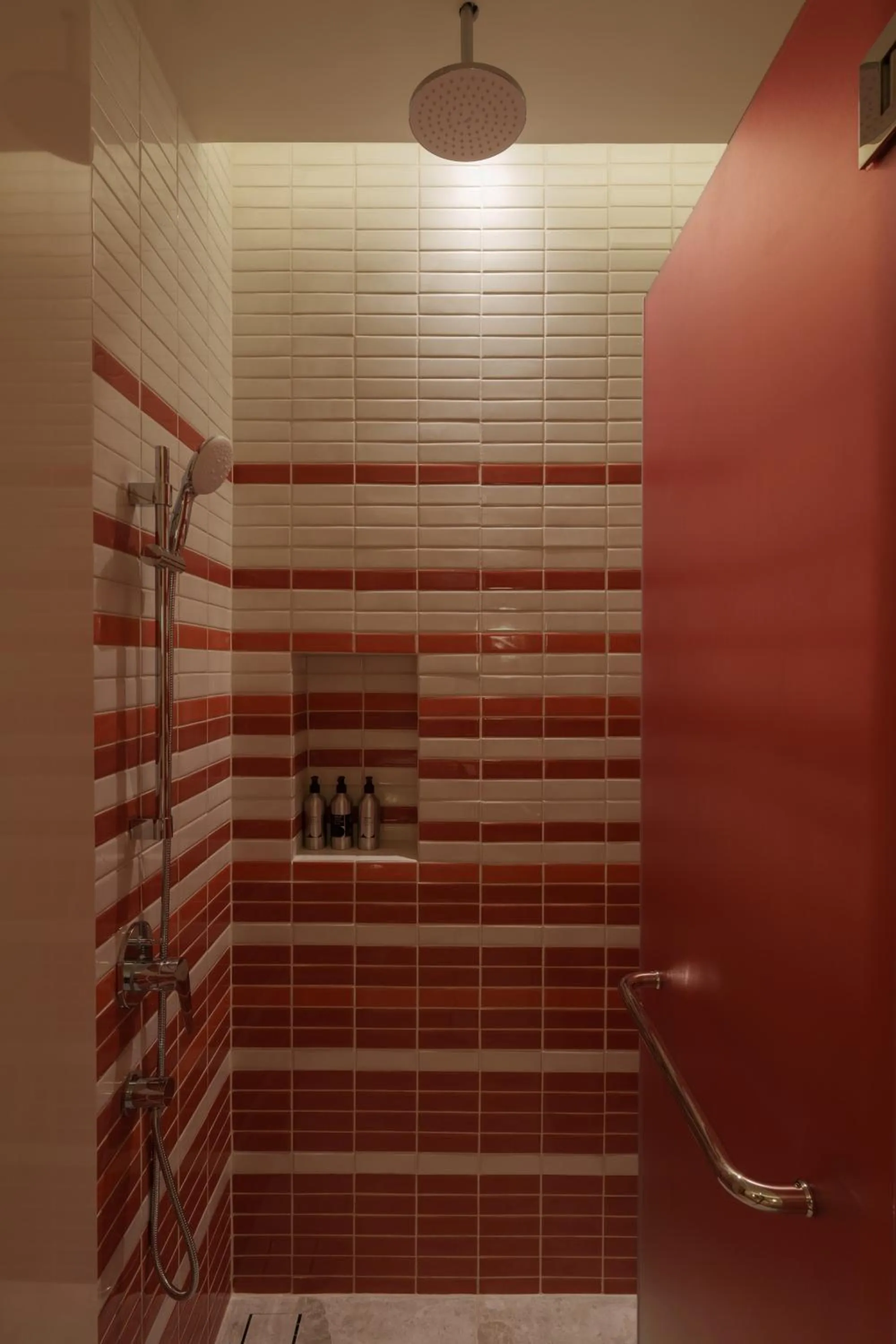 Shower in The Standard, Pattaya Na Jomtien