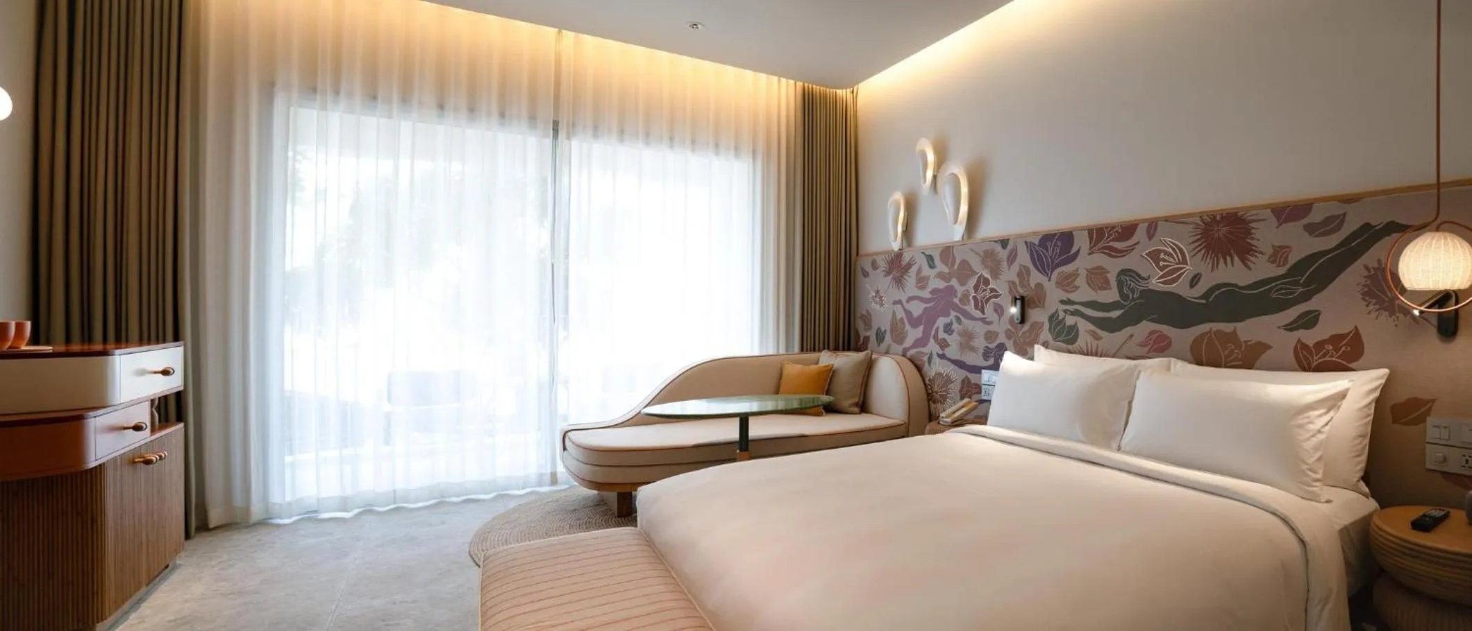 Photo of the whole room, Bed in The Standard, Pattaya Na Jomtien