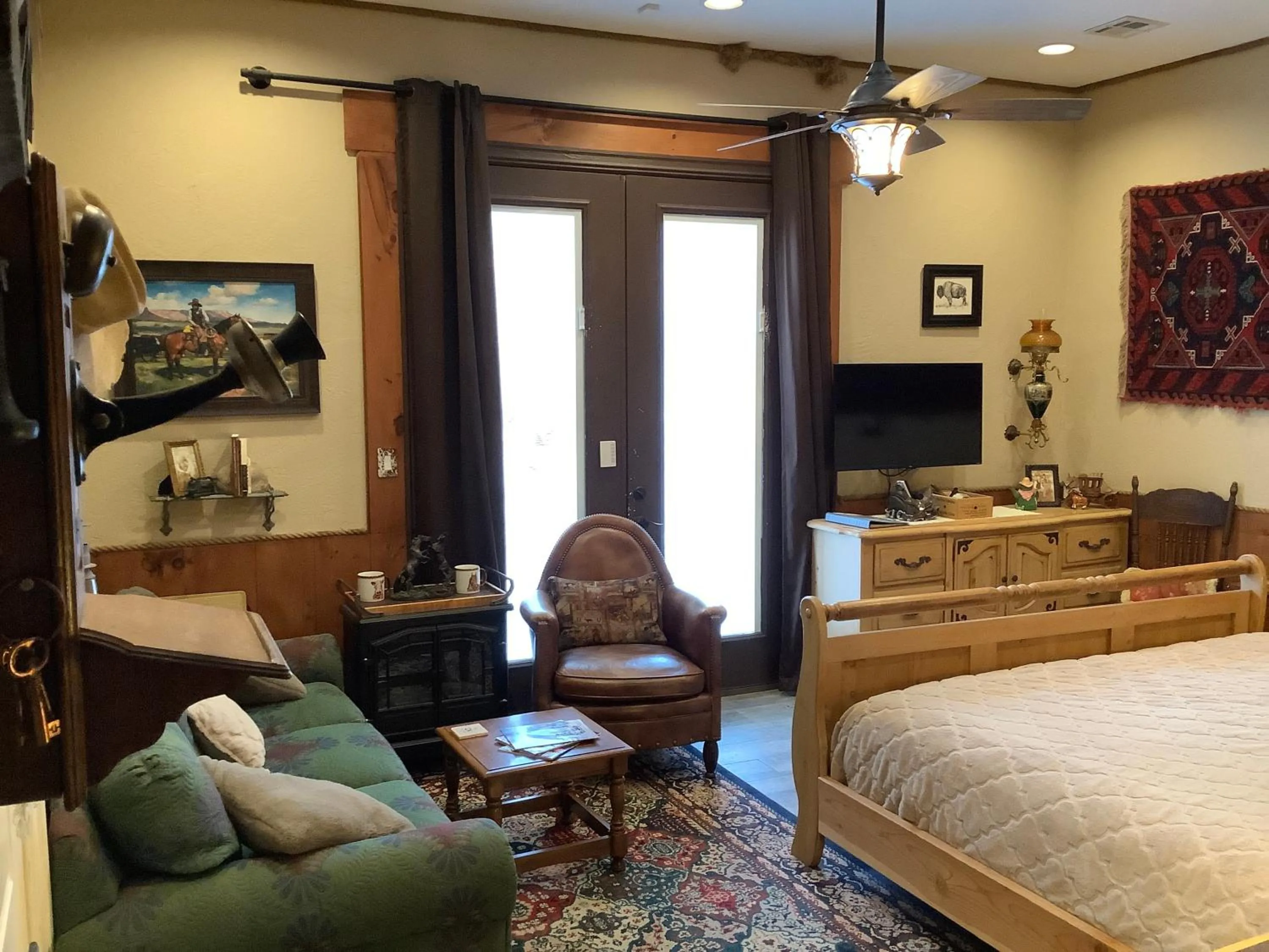 Bedroom, Bed in BarDew Valley Inn