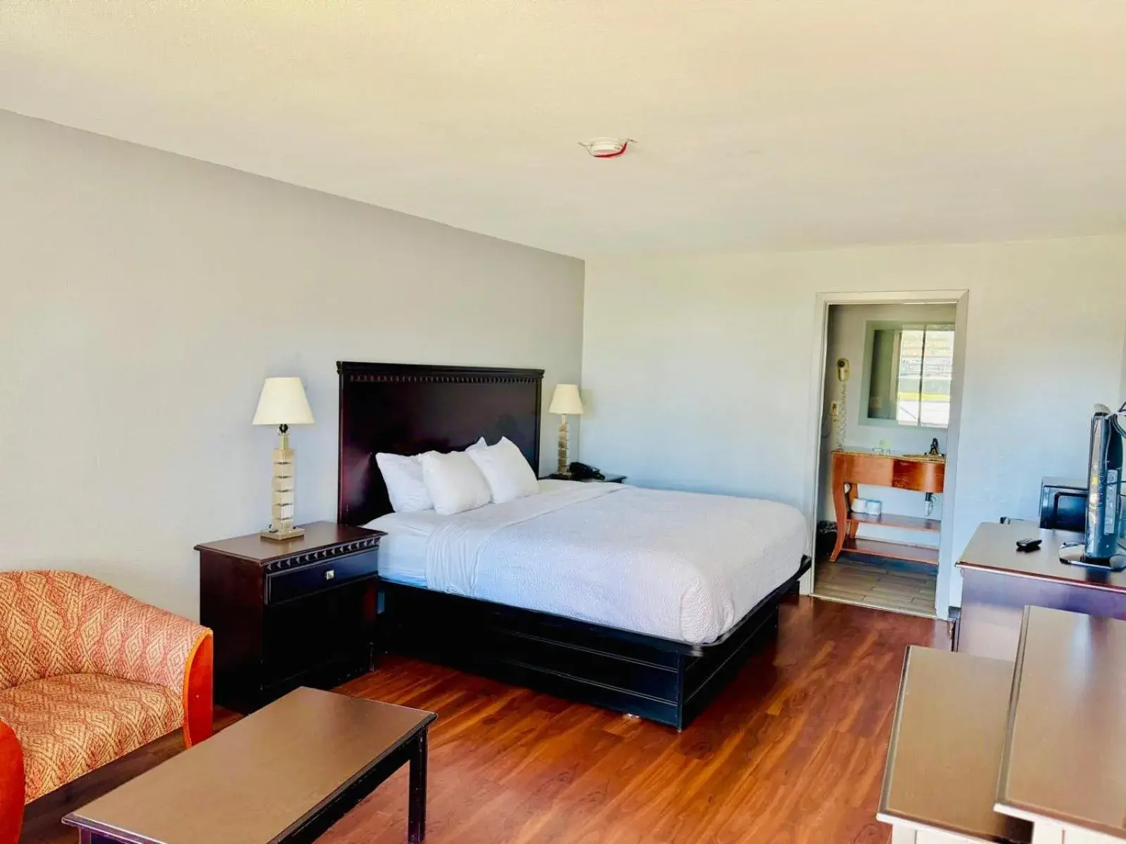 King Room with Roll-In Shower - Disability Access in Vip inn and suites King Room with Roll-In Shower - Disability Access in Vip inn and suites