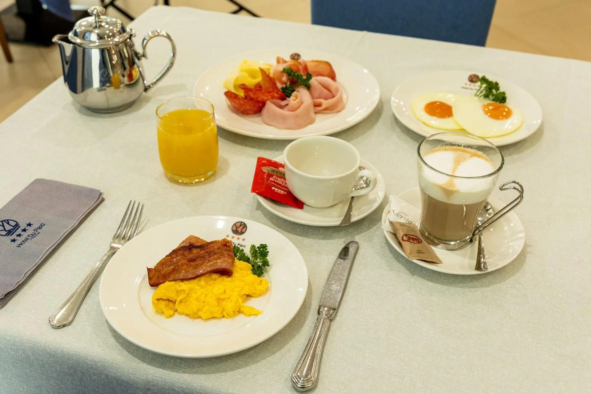 Breakfast in Hotel Du Parc