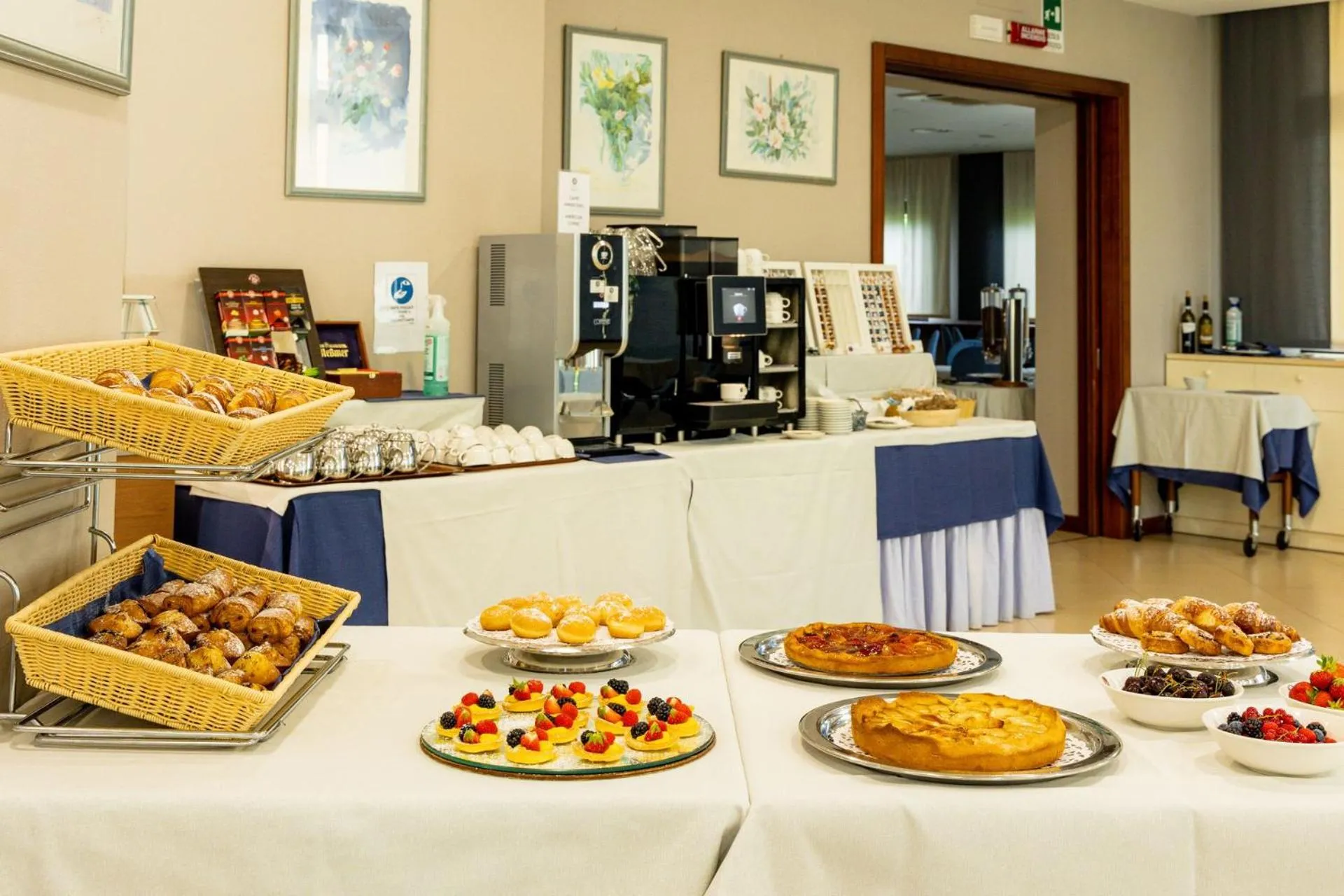Buffet breakfast in Hotel Du Parc