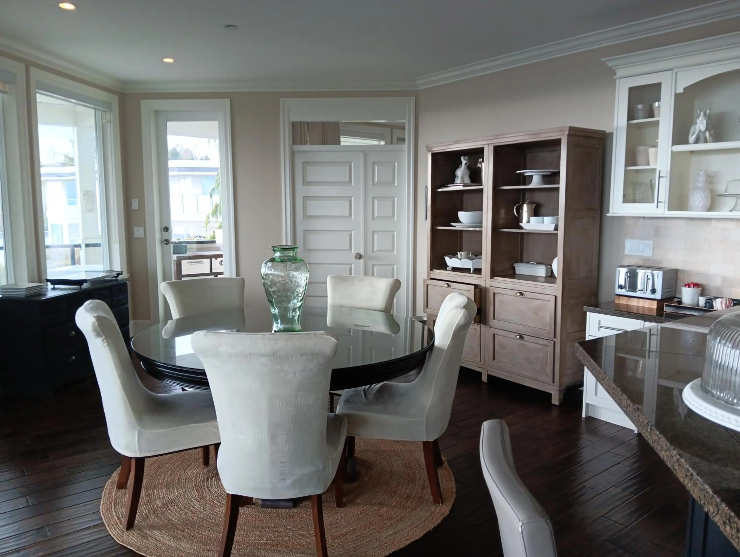 Dining area in Sand and Salt Bed & Breakfast
