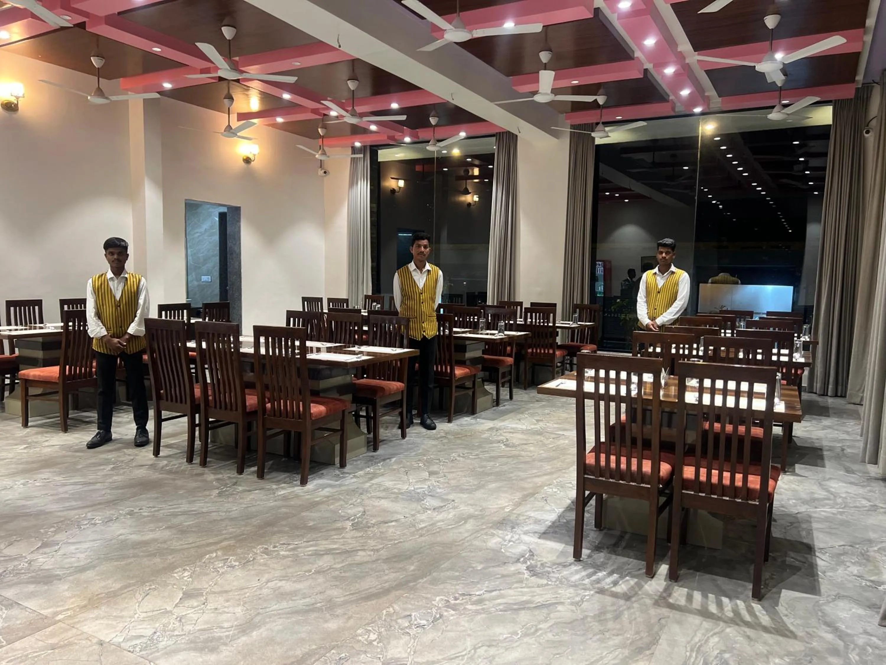 Restaurant/places to eat in Daksh The Valley Resort - Saputara