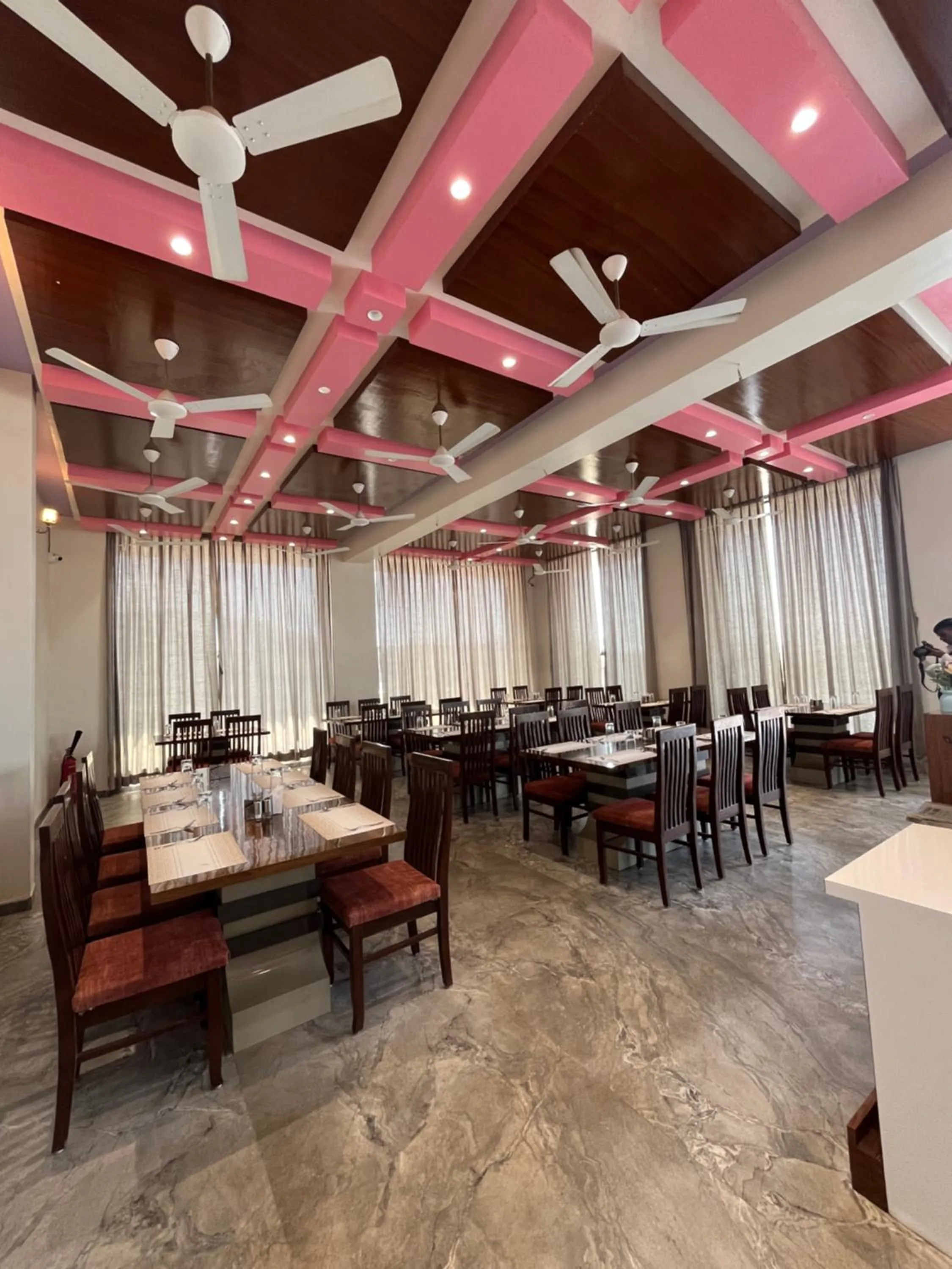 Restaurant/places to eat in Daksh The Valley Resort - Saputara