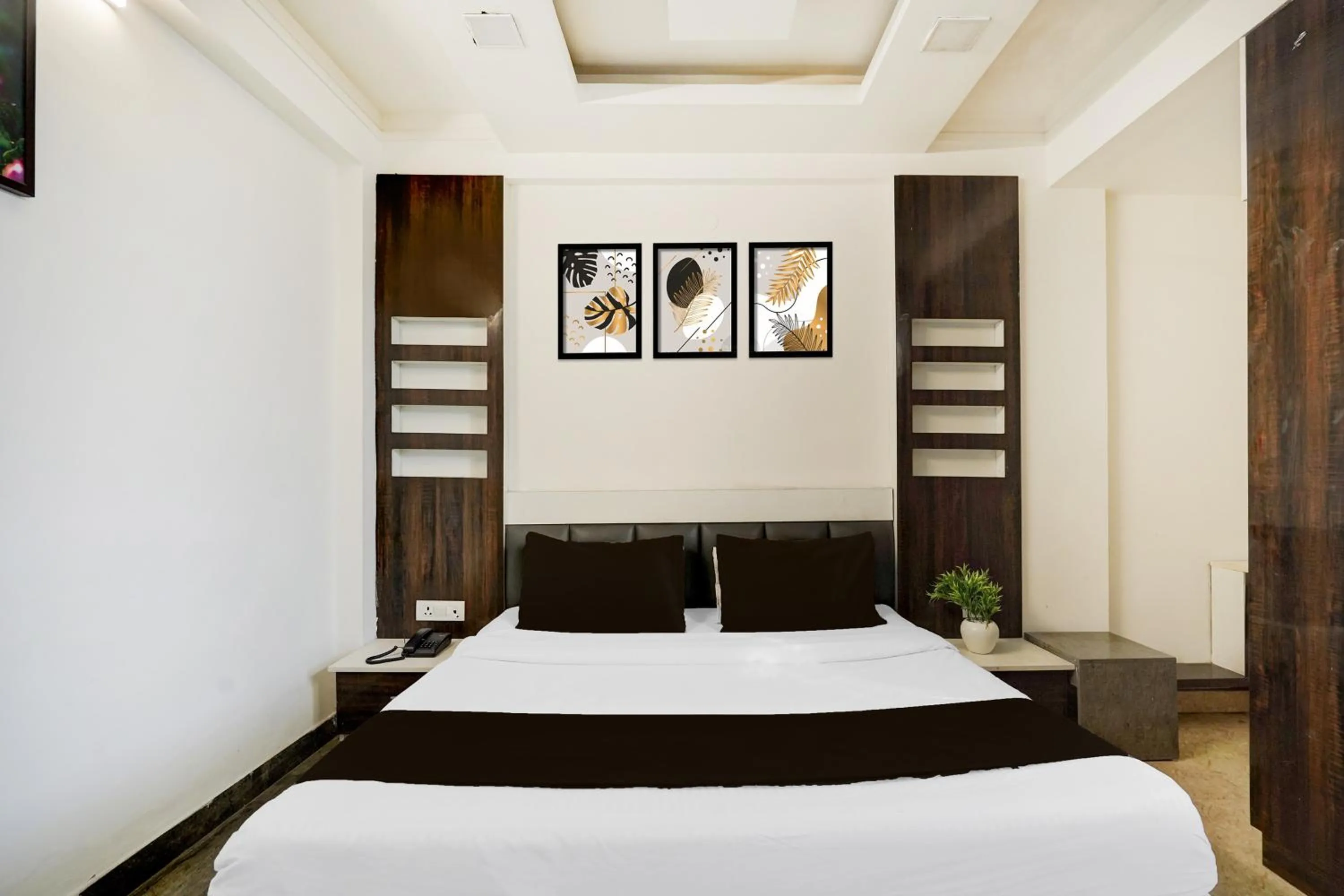 Bedroom, Bed in Super Hotel O GMS Road Near Bus Stand