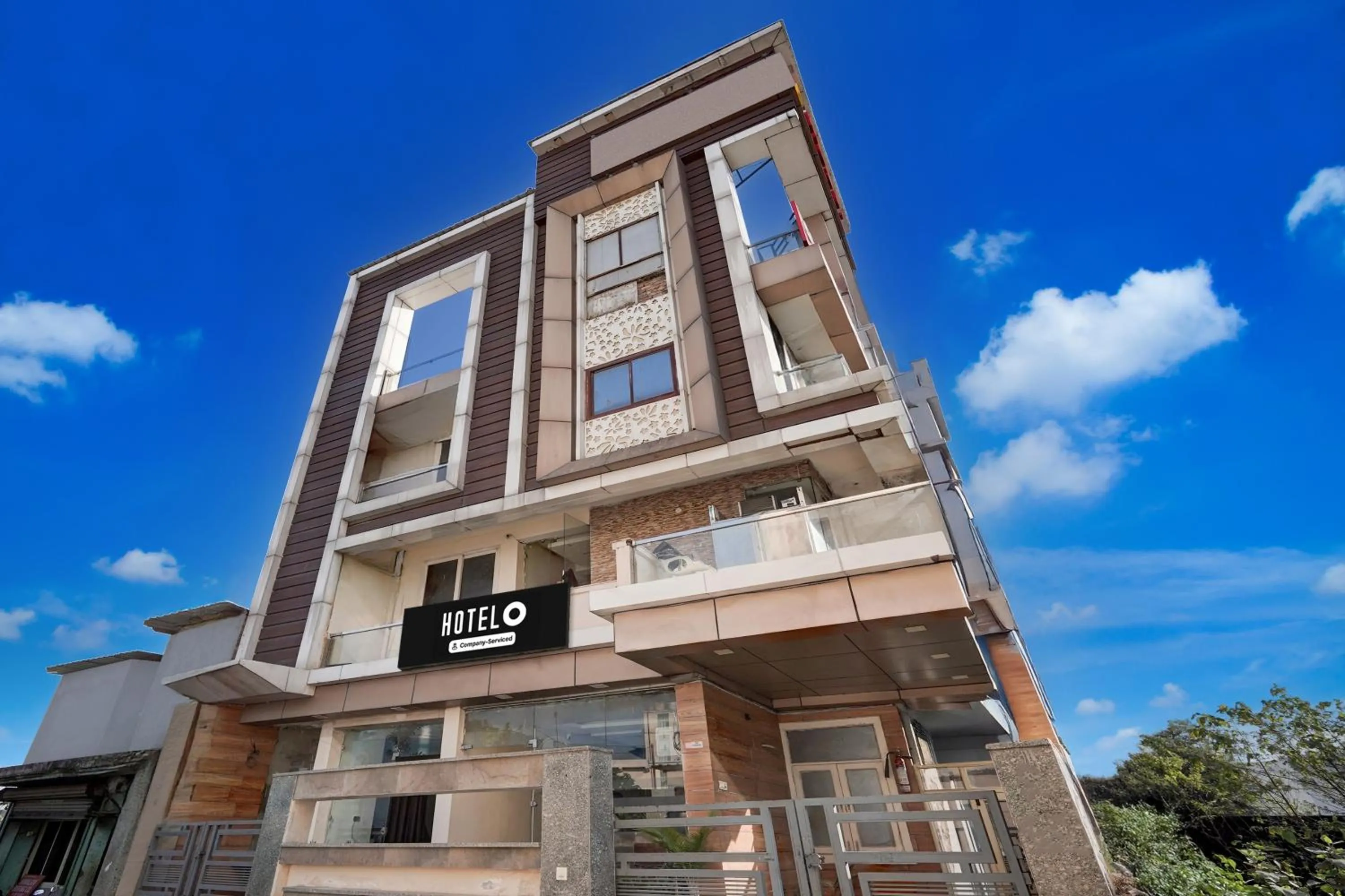 Facade/entrance in Super Hotel O GMS Road Near Bus Stand