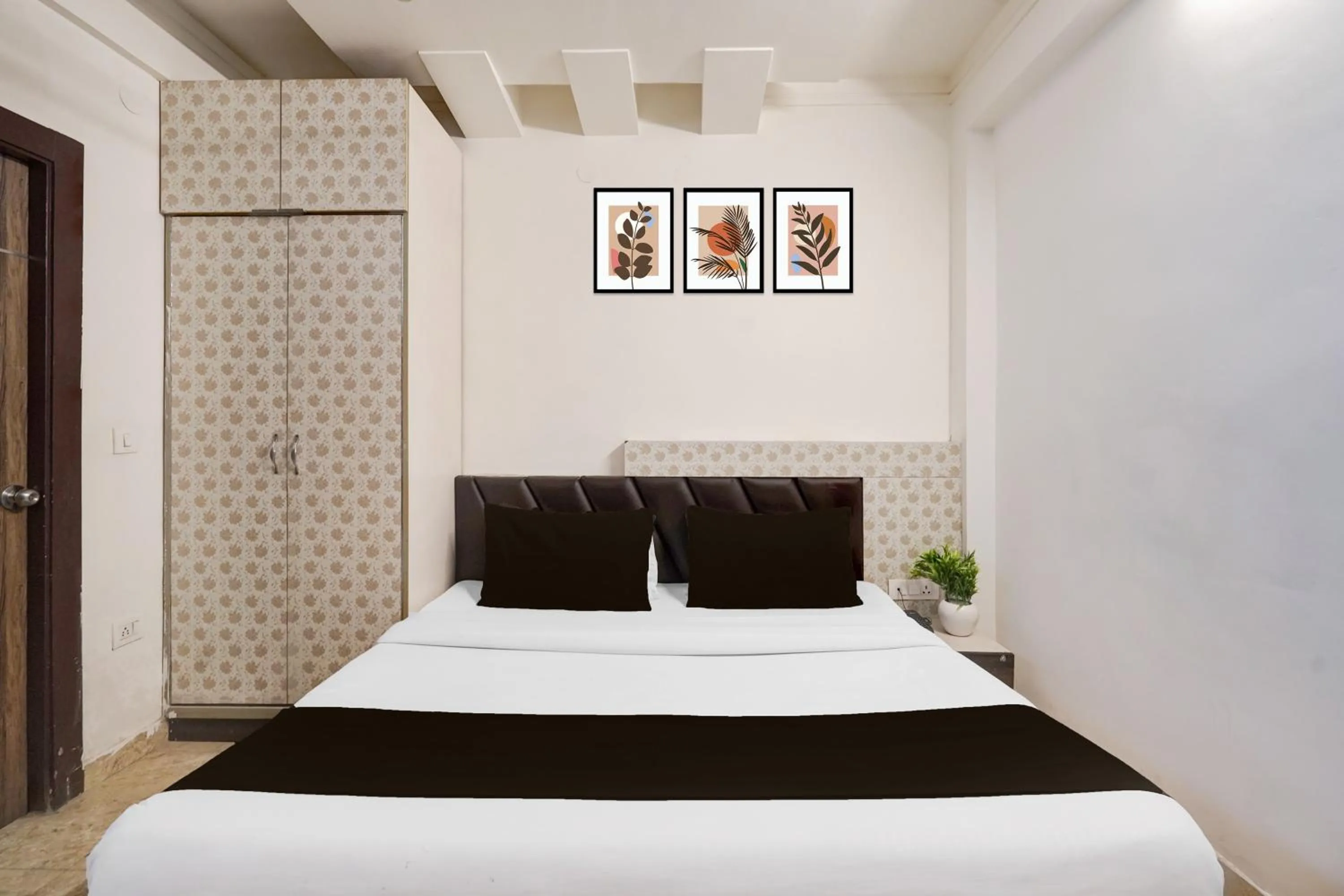 Bedroom, Bed in Super Hotel O GMS Road Near Bus Stand