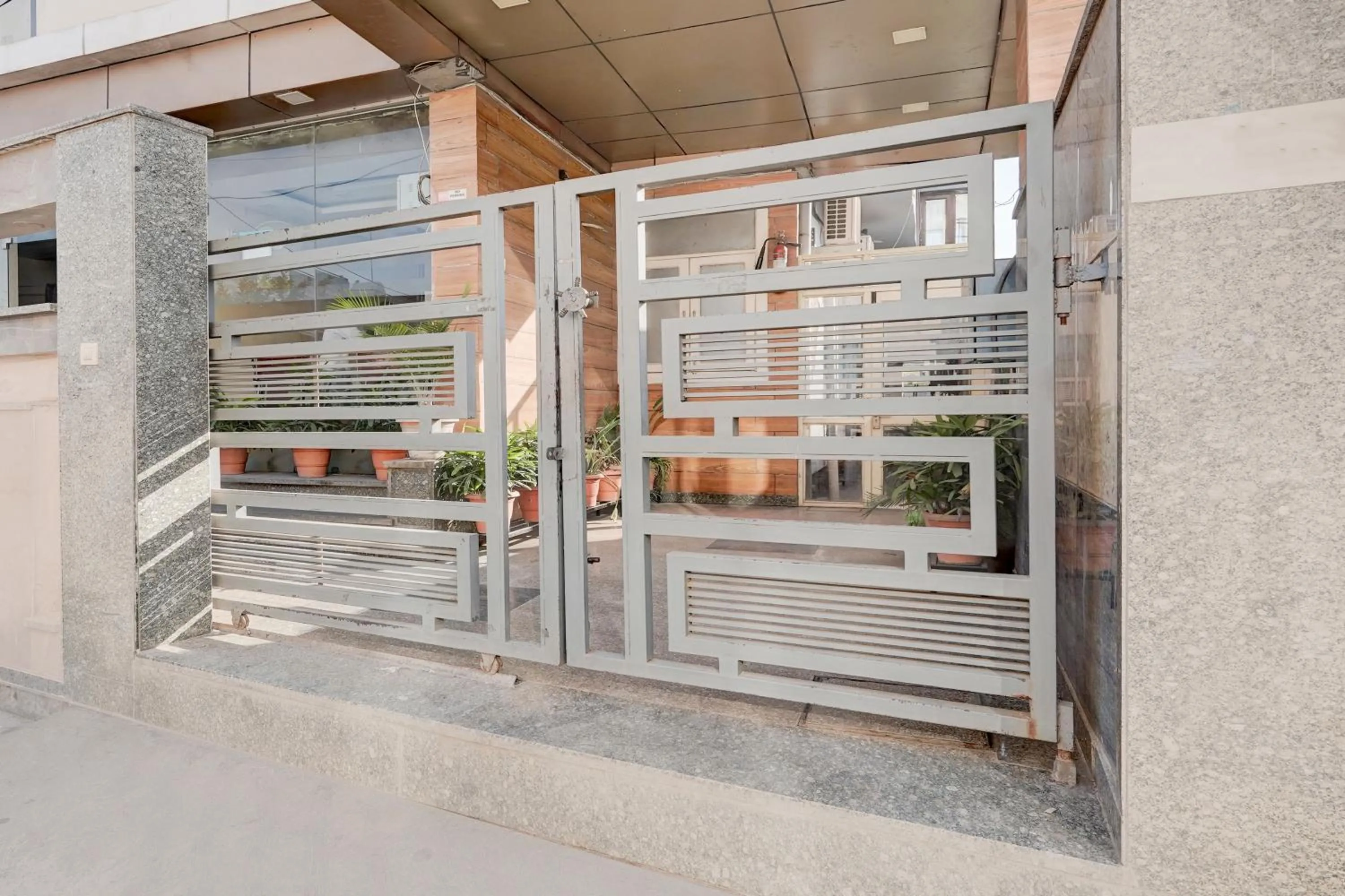 Facade/entrance in Super Hotel O GMS Road Near Bus Stand