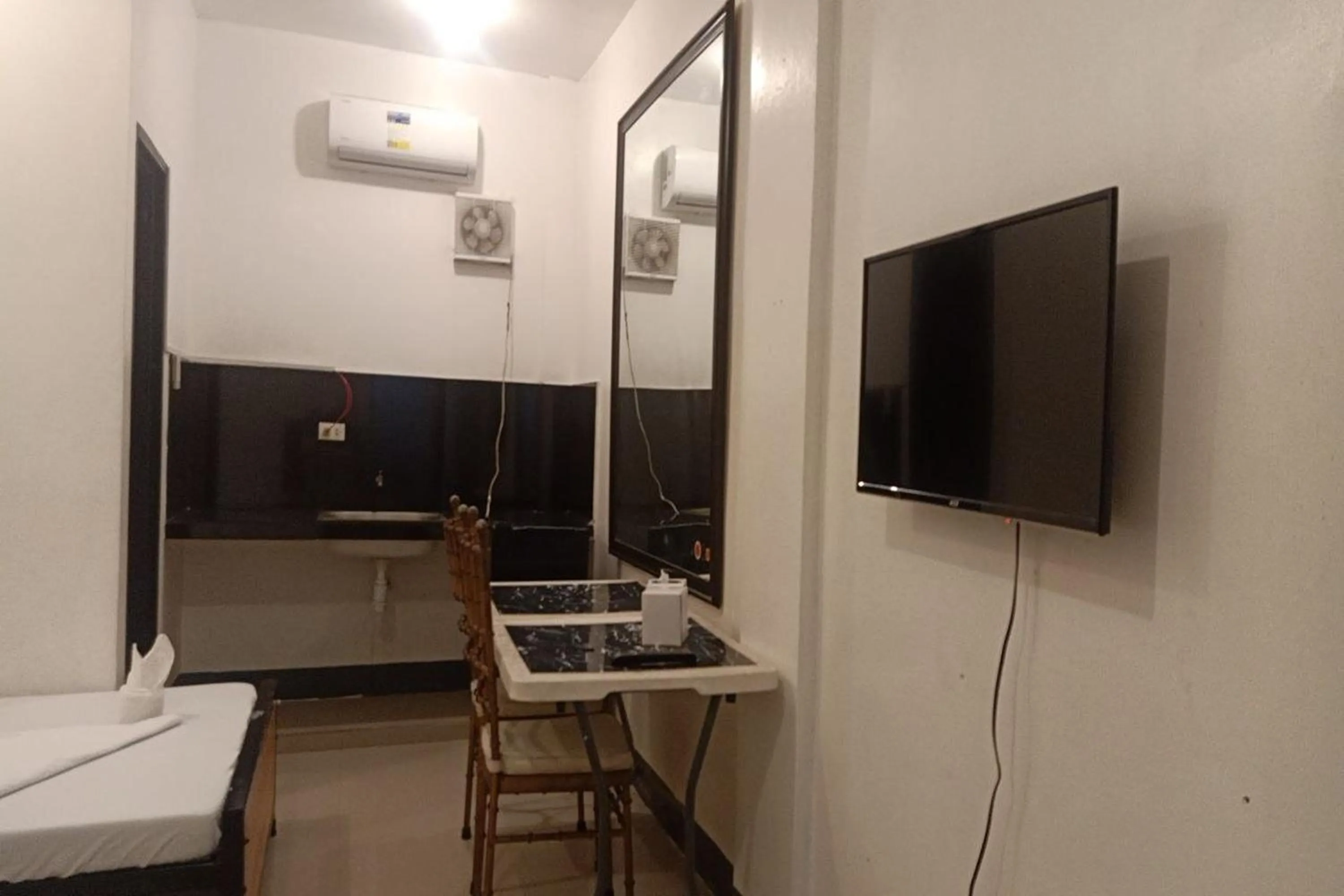 Bedroom, Bed in Hotel Villarte Fort Pampanga