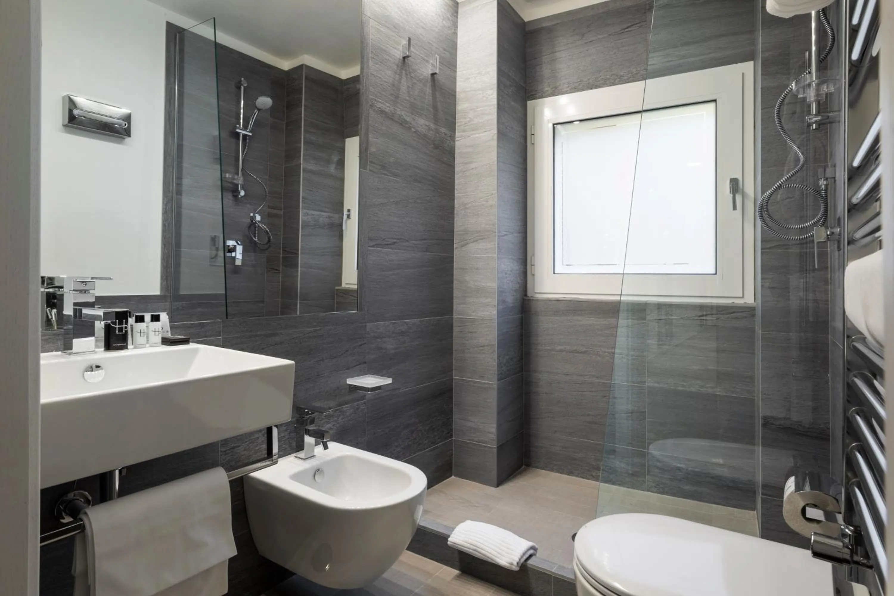 Bathroom in LHP Suite Roma Piazza del Popolo