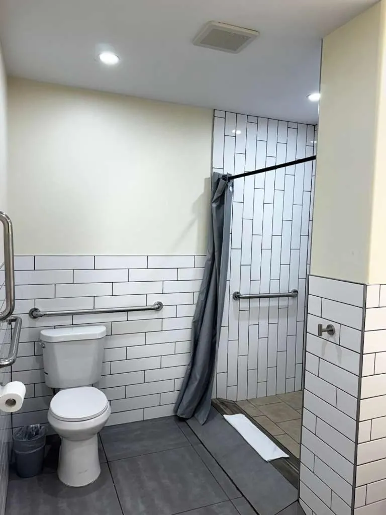 Shower in Nova Hotel JFK