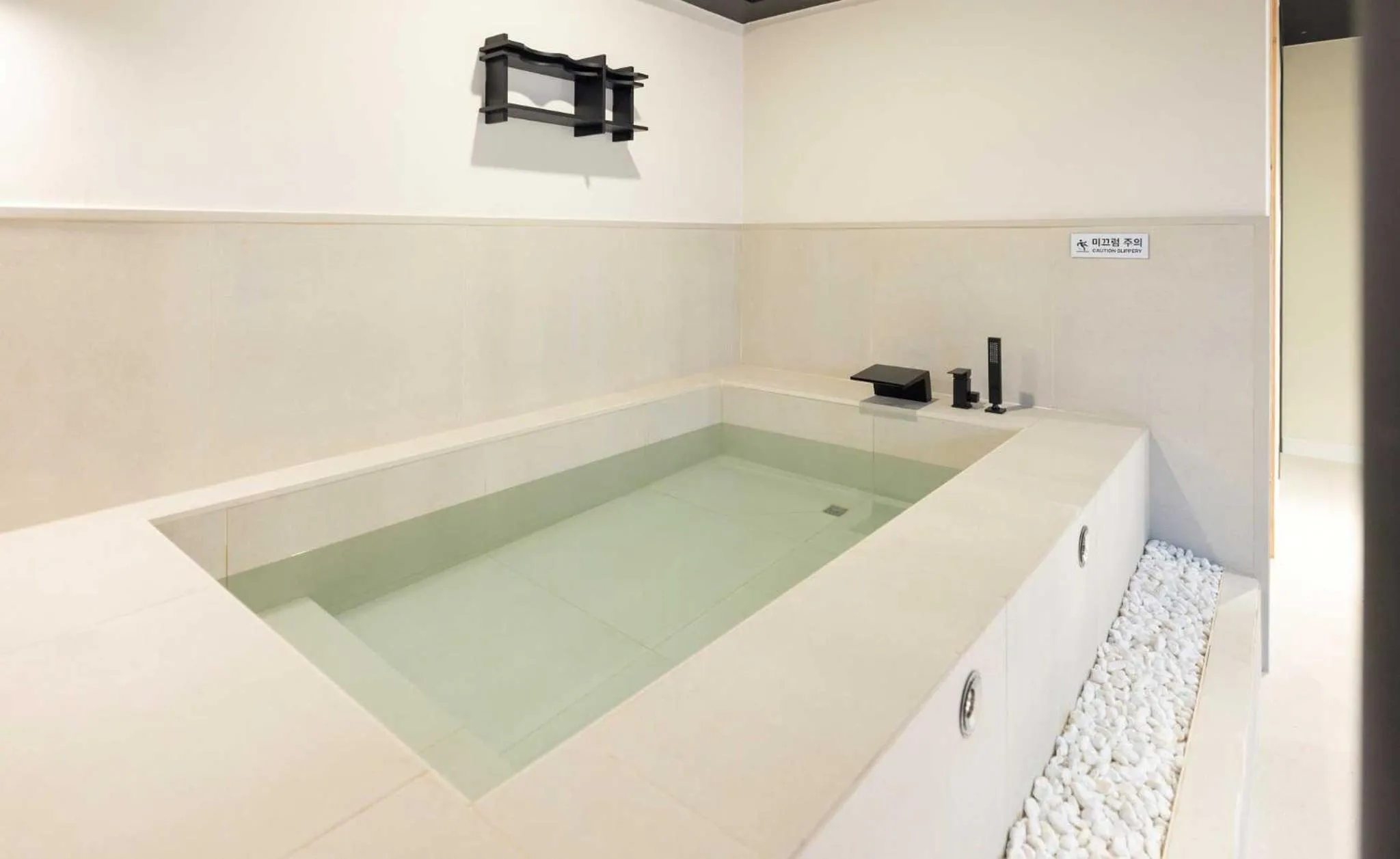 Hot Tub in Aank Hotel and Spa Jongno Unni