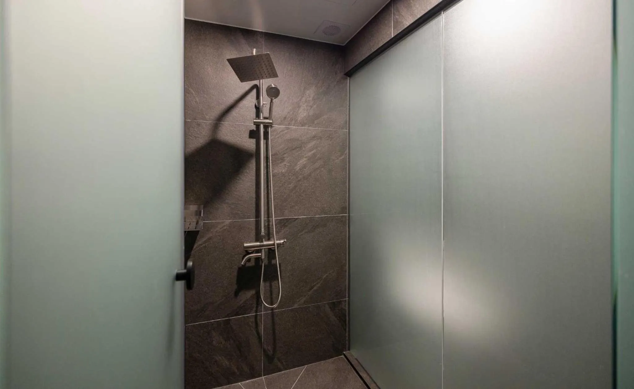 Shower in Aank Hotel and Spa Jongno Unni