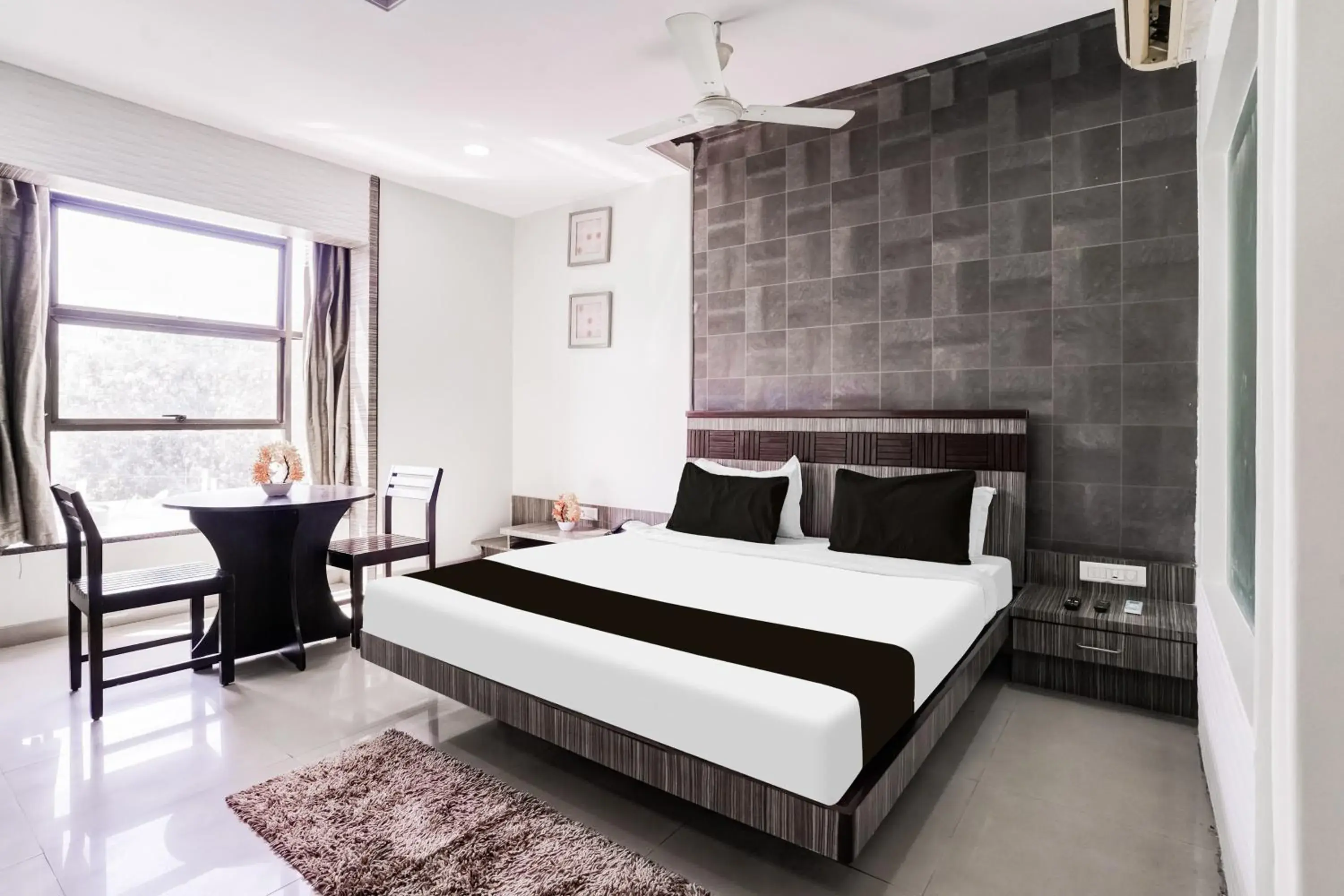 Triple Room with Bath - single occupancy in Super Townhouse Kranti Square Aurangabad Triple Room with Bath - single occupancy in Super Townhouse Kranti Square Aurangabad