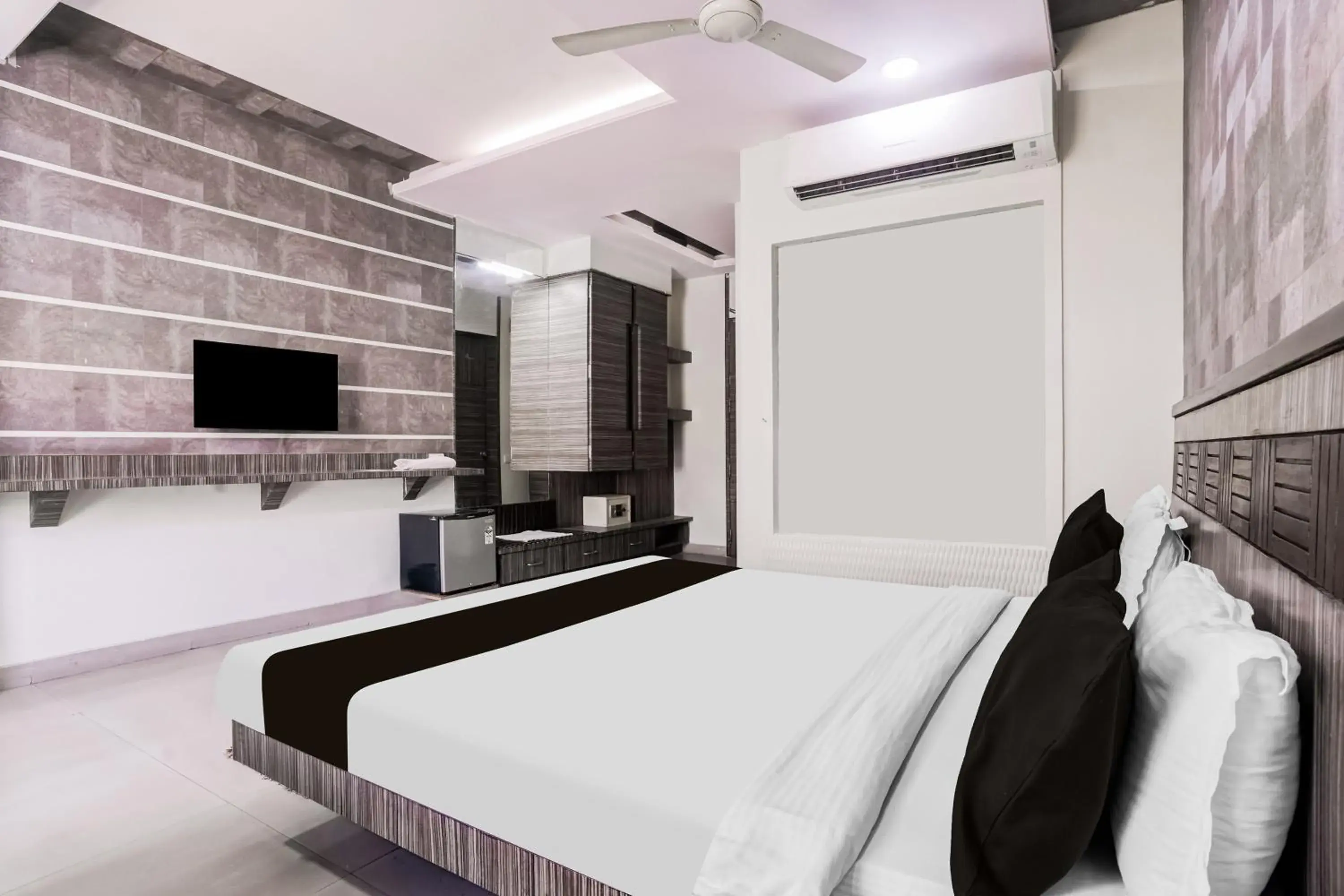 Deluxe Triple Room - single occupancy in Super Townhouse Kranti Square Aurangabad Deluxe Triple Room - single occupancy in Super Townhouse Kranti Square Aurangabad